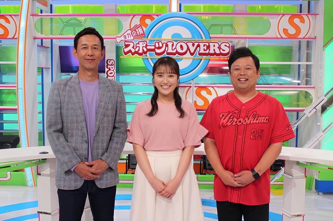 テレビ新広島のインスタグラム：「きょうから新体制でスタート💯  『全力応援スポーツLOVERS』は 梶谷羽奈アナが新ＭＣに🎉  山内泰幸さん・ボールボーイ佐竹佑一さんと ともに新たにスタートする 『スポラバ』もよろしくお願いします🍀  #全力応援スポーツLOVERS #スポラバ」