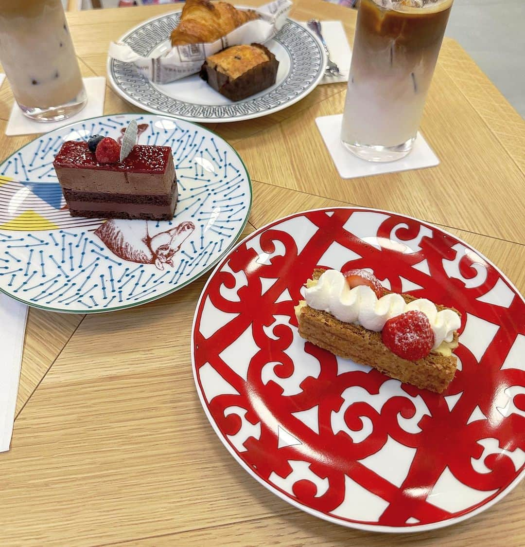 山本瑠香のインスタグラム：「@stone_cafe_stone ☕️🤎  HERMESの食器が めっちゃオシャレ✨  店内も開放的で素敵でした🐏☁️ . . . #カフェ #大阪カフェ #関西カフェ #堀江カフェ  #新町カフェ #stonecafe #ストーンカフェ」