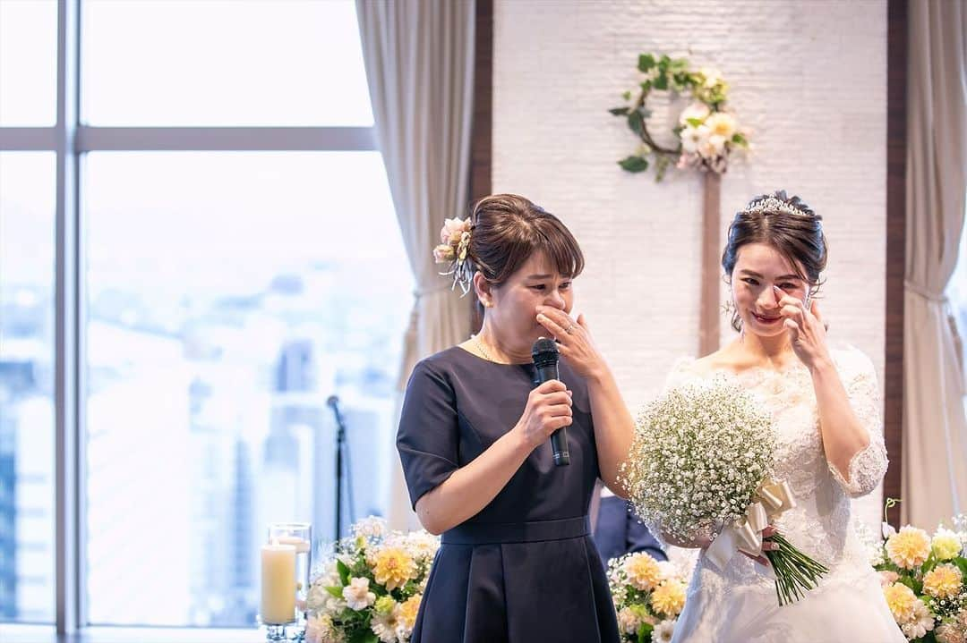 THE STYLE_OKAYAMA【公式】のインスタグラム：「. 結婚式は列席されたゲストの方にとっても 特別な日です  しっかりと繋がれた手に、いろんな想いを込めて…  . ——————— . @thestyle_okayamaをフォローし #ザスタイル岡山 をつけて 検索してくださいね♪ . #スタイルズ花嫁 #ザスタイル岡山 #thestyle岡山 #ブライダルハウスtutu #シェアーズヘアメイク #岡山花嫁 #岡山結婚式 #プラコレ #DRESSY花嫁 #結婚式の一日　#ウェディングドレス #結婚式場　#結婚式ブーケ #新婦中座 #サプライズ」