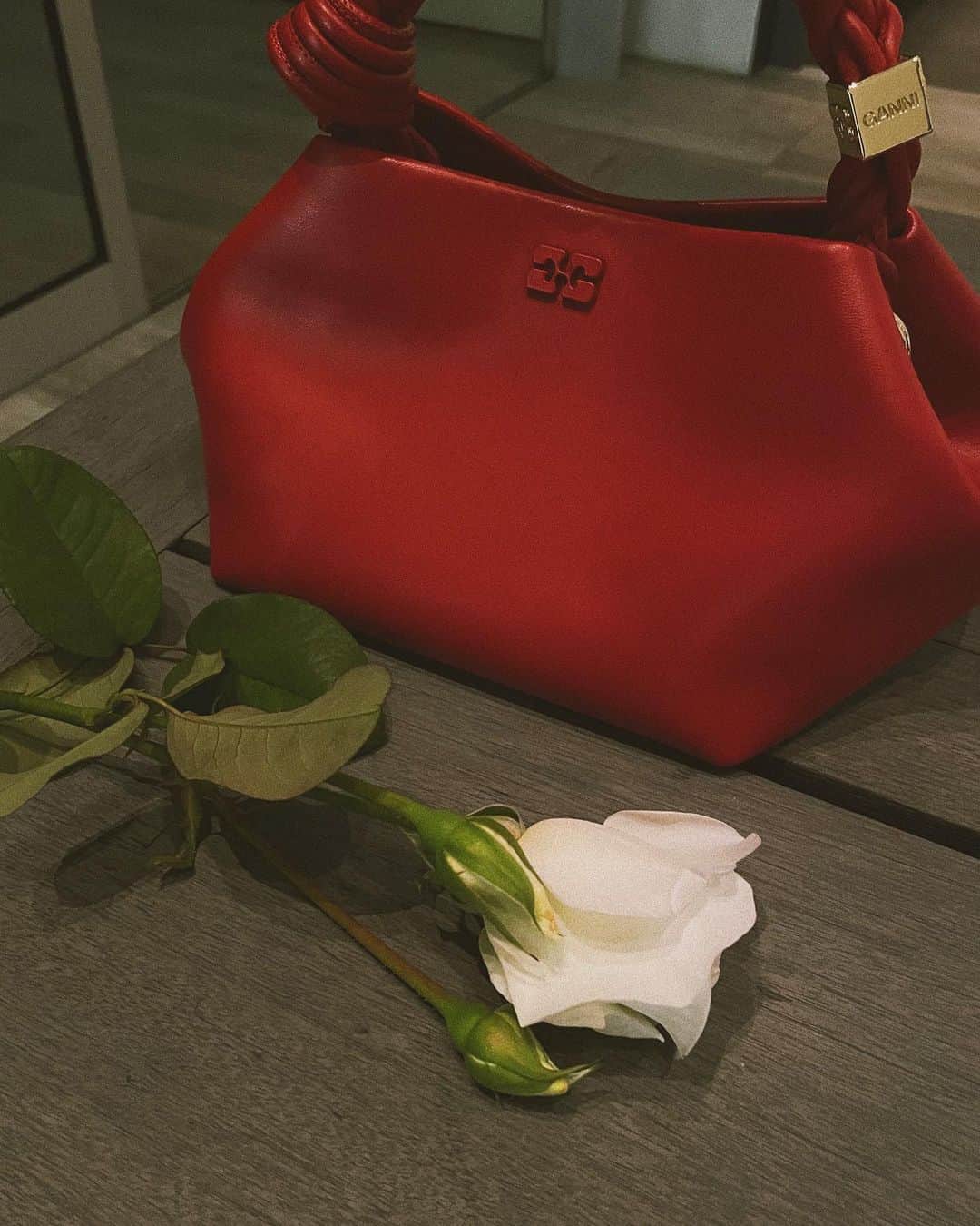 加治ひとみのインスタグラム：「LAで使ってた赤のBag♡ 色々なお洋服に合うし可愛いしお気に入り☺️  @ganni 🌹 ✨✨」