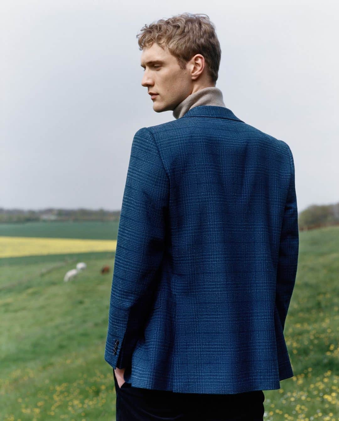 のインスタグラム：「Find the right combo with our FOREVER GREEN collection.  BUNCH : FOREVER GREEN reference jacket : 779706 reference trousers : 770125  #dormeuil #luxurytailoring #tailormade #luxuryfabrics #bespoketailoring #luxurynaturalfibers #ethicalcloth #sustainablefashion #sustainableluxury #1842paris #forevergreen」