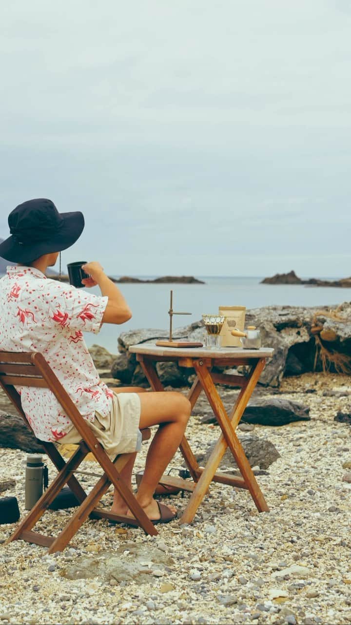 ビートないとーのインスタグラム：「大好きな場所で大好きなコーヒー豆でコーヒーを淹れて飲む☕️癒しです。  奄美大島が好きです。是非一度奄美大島でゆっくり旅を楽しんでみてください。  @holly.camp.since2017  @amami_hollycamp_casa  @yamada_coffee_amami   #coffeetime  #coffee  #outdoors  #amamioshima」
