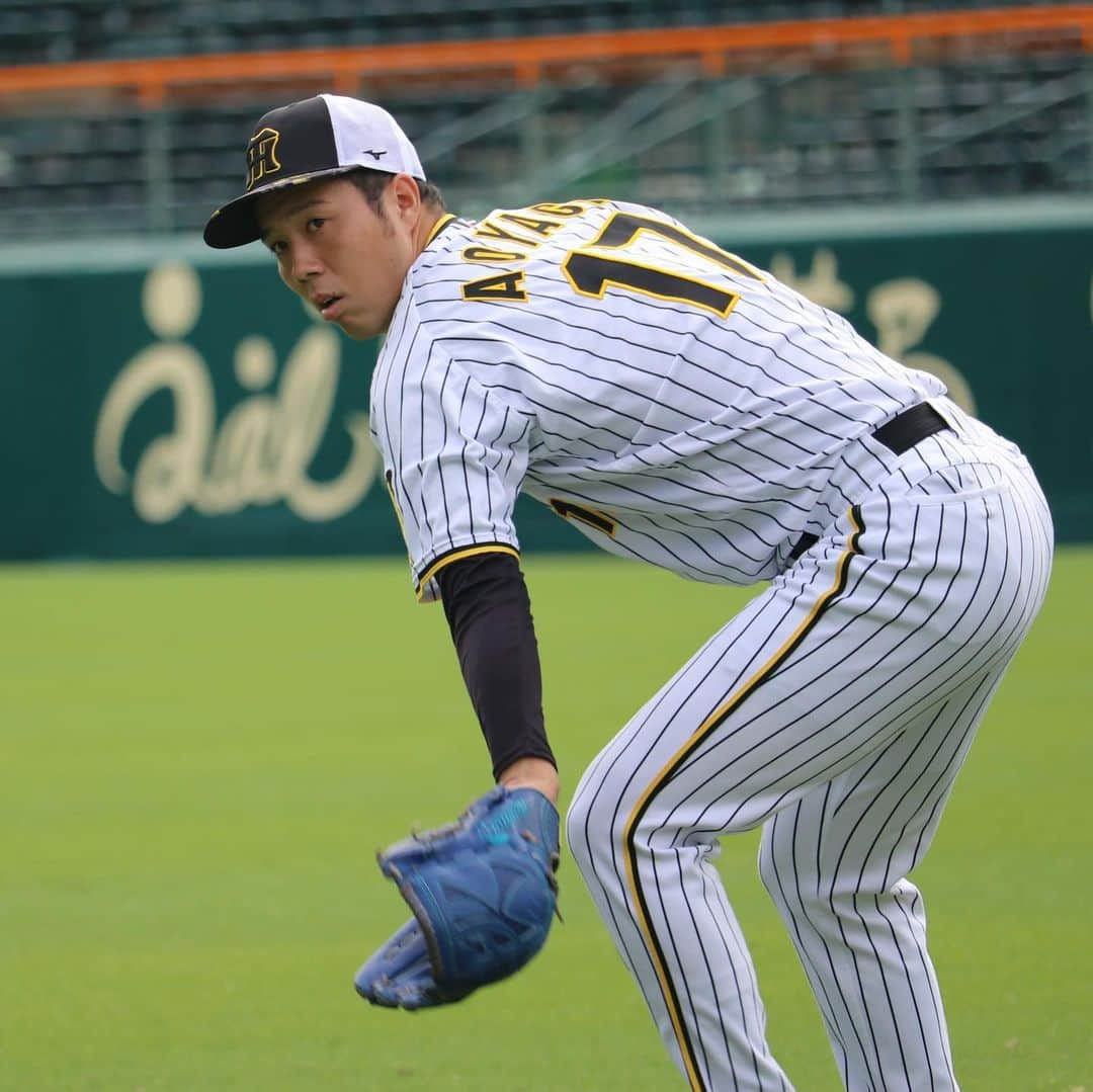 阪神タイガースさんのインスタグラム写真 - (阪神タイガースInstagram)「10月7日、甲子園球場での練習の様子です！ #大山悠輔 選手 #ヨハンミエセス 選手 #榮枝裕貴 選手 #才木浩人 選手 #村上頌樹 選手 #大竹耕太郎 選手 #岩崎優 選手 #加治屋蓮 選手 #青柳晃洋 選手 #ジェレミービーズリー 選手 #糸原健斗 選手 #阪神タイガース #ARE」10月7日 16時02分 - hanshintigers_official