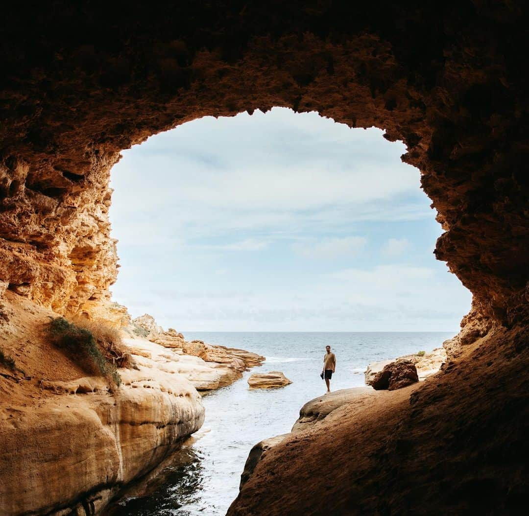 Toyota Australiaさんのインスタグラム写真 - (Toyota AustraliaInstagram)「Have you driven on Australia’s longest, straightest road?    Stretching 1,200km’s between Adelaide and Perth, the Nullarbor Plain is a must-do bucket list item if you’re road tripping around Australia. Save this post for some road trip inspo 🚗」10月7日 16時03分 - toyota_aus