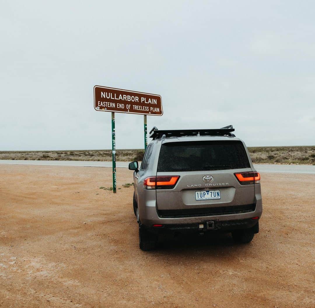Toyota Australiaさんのインスタグラム写真 - (Toyota AustraliaInstagram)「Have you driven on Australia’s longest, straightest road?    Stretching 1,200km’s between Adelaide and Perth, the Nullarbor Plain is a must-do bucket list item if you’re road tripping around Australia. Save this post for some road trip inspo 🚗」10月7日 16時03分 - toyota_aus