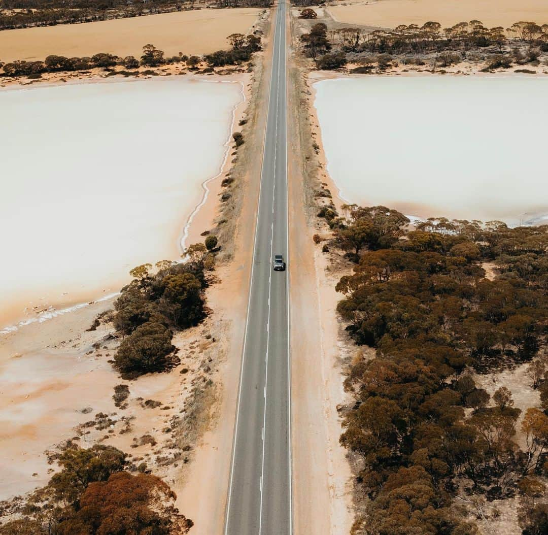 Toyota Australiaのインスタグラム：「Have you driven on Australia’s longest, straightest road?    Stretching 1,200km’s between Adelaide and Perth, the Nullarbor Plain is a must-do bucket list item if you’re road tripping around Australia. Save this post for some road trip inspo 🚗」