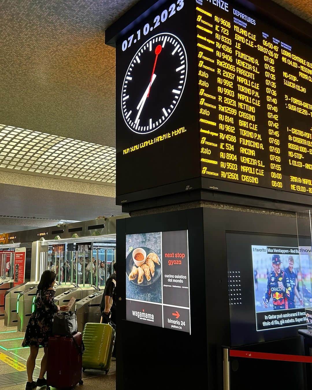 中岡由佳さんのインスタグラム写真 - (中岡由佳Instagram)「❇︎ 朝6時50分はまだ薄暗い。ホテルを出発して地下鉄へ。ローマの玄関口であるテルミニ駅に来ました。コンコースではここから旅に出る人達で溢れている。電光掲示板を見てプラットホームへ。7時55分に3番線から発車する高速鉄道NTV.italoに乗ってフィレンツェを目指します。  #StazionediRomaTermini #テルミニ駅 #Roma #ローマ #Italy #イタリア」10月7日 16時14分 - yuka_nakaoka