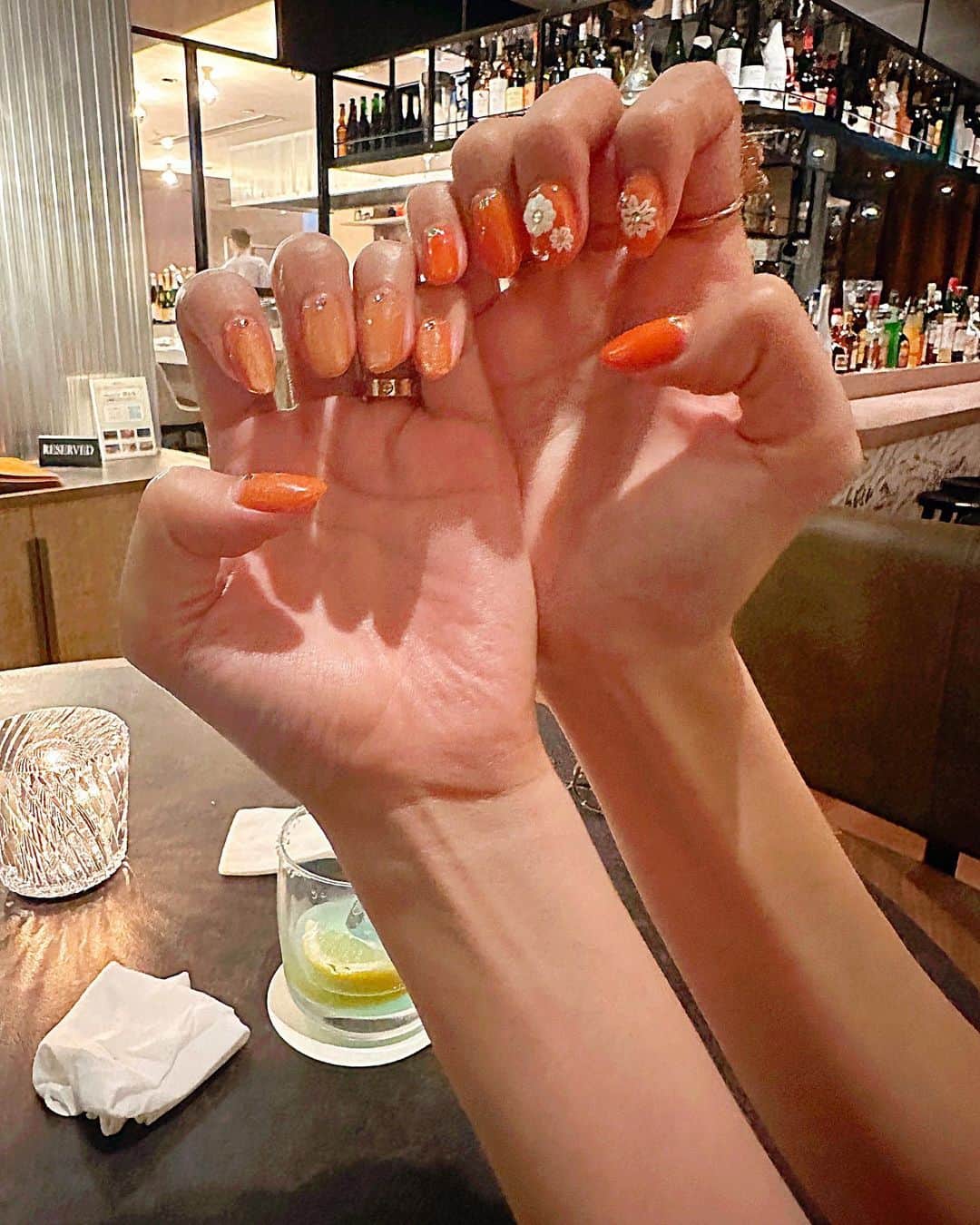 蜂谷晏海さんのインスタグラム写真 - (蜂谷晏海Instagram)「元気が出るオレンジカラーにしました！🧡 #セルフネイル#selfnail#orange」10月7日 16時07分 - hachiyaami