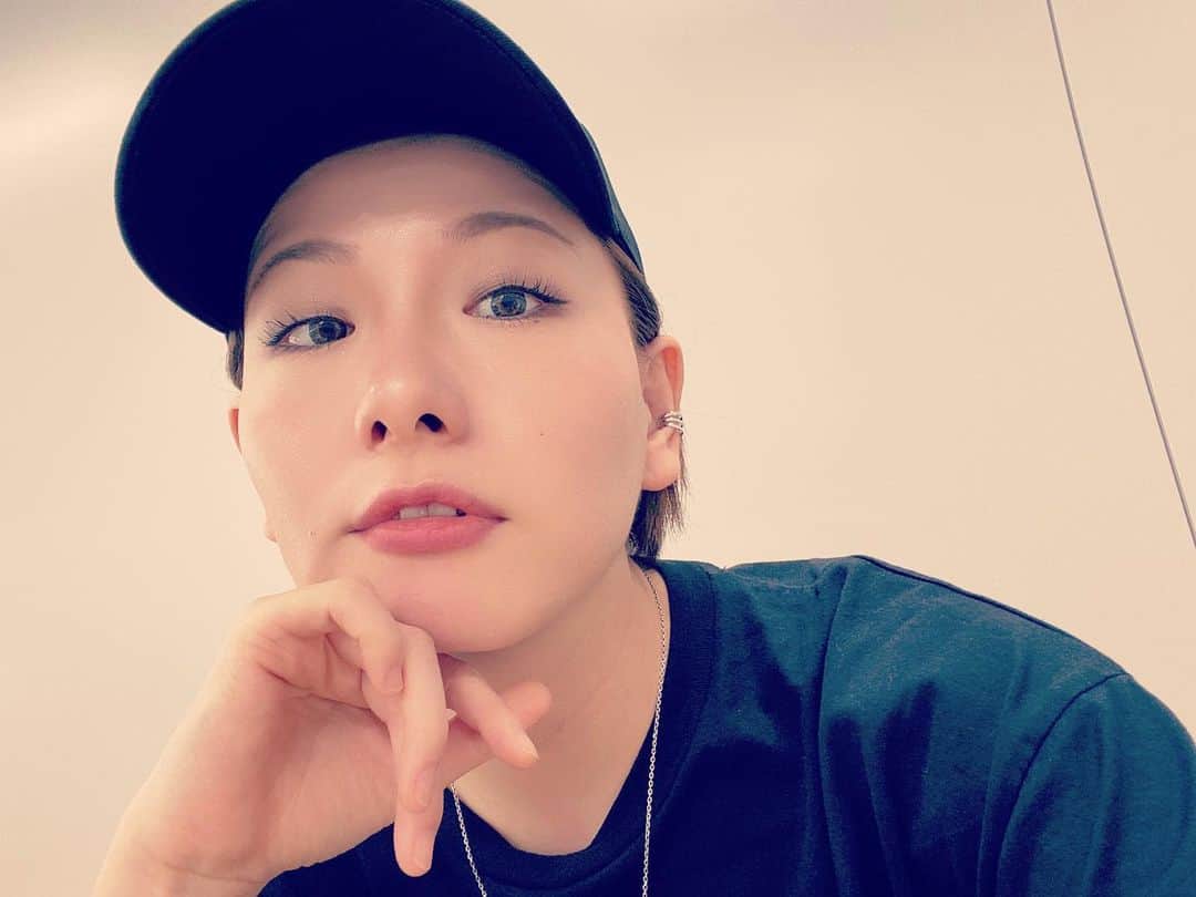 岩村菜々美のインスタグラム：「睡眠中の私がちょっと膨らんでるホクロをデキモノだと思ったみたいでイジり倒してかさぶたになってたよ🙃」