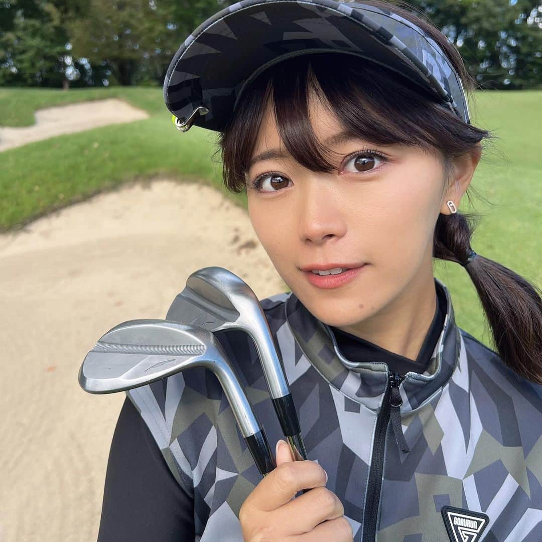 山内鈴蘭さんのインスタグラム写真 - (山内鈴蘭Instagram)「@ustmamiyajapan のシャフトに変えたよーっ😆⛳️  アッタスアイアンのシャフトに憧れて先日フィッティングへ🌸  超絶美人フィッター @meg.megolf さんに フィッティングしてもらったよ😍 (今回もありがとうございます😭！)  近々、YouTubeアップされますのでお楽しみにー♡♡♡♡  アッタスアイアンシャフト、 見た目がスチールっぽくてカッコいいのに、カーボンシャフトで女子でも振れる柔らかさ！打ちやすい😳✋  中調子のSR60gにしました！  ドライバーはTHE ATAS V2で少し短い44.5インチで振りやすい長さに！  ↑ドライバーは写真また載せるね❤️  スイング計測し 自分に合ったシャフトを選んで 最後は全体クラブの重さバランスを整える🔥  ustmamiyaの職人さんに全部お任せ❤️  これからのゴルフがさらに楽しみになったよーー😆😆😆  #ゴルフ #シャフト #アッタス #atas #アッタスアイアン #リシャフト #ゴルフフィッティング #ustmamiya #ustmamiyaフィッティングラボ #ゴルフ女子 #ゴルフギア #ゴルフ上達 #ゴルフ好きな人と繋がりたい」10月7日 16時08分 - xxsuzuranxx