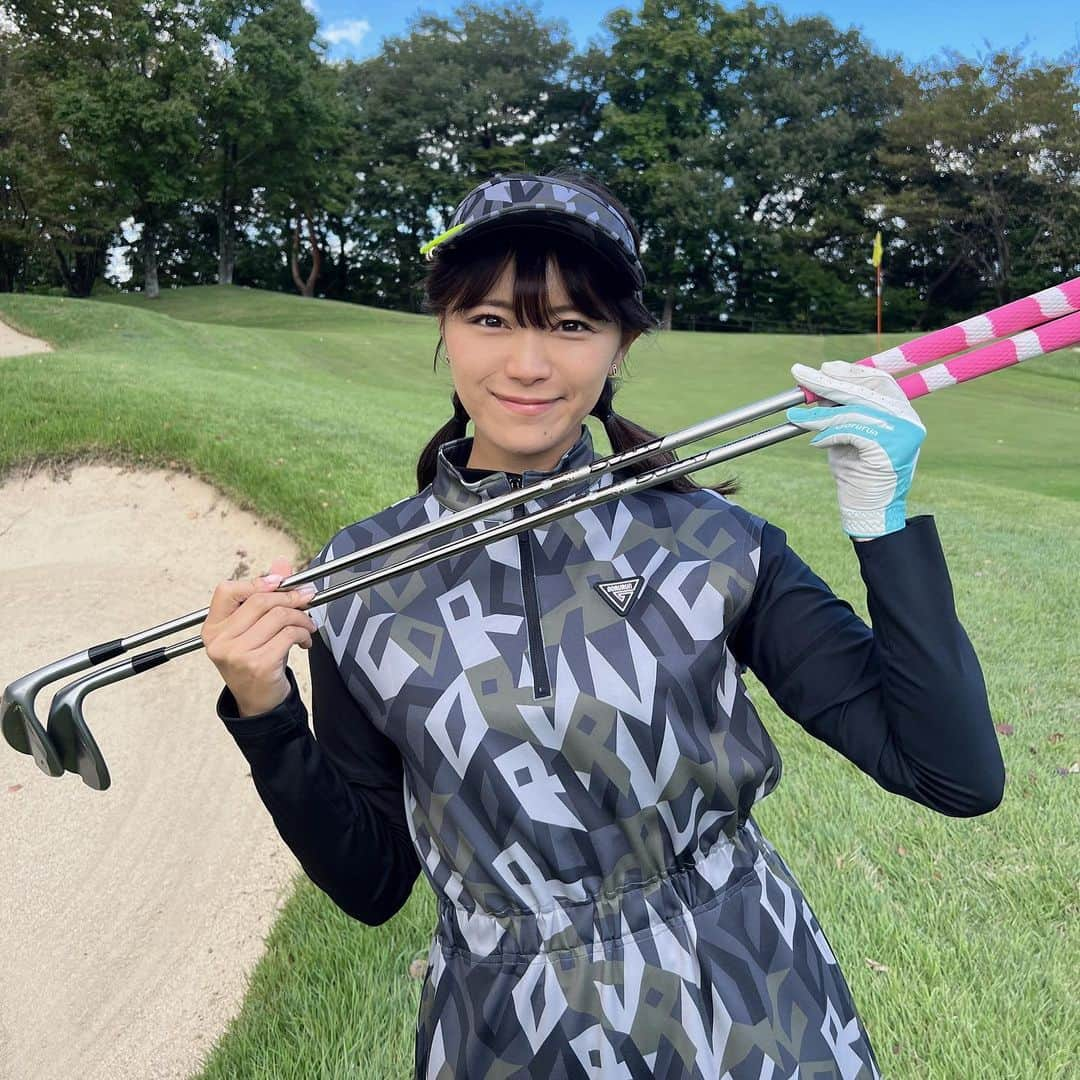 山内鈴蘭さんのインスタグラム写真 - (山内鈴蘭Instagram)「@ustmamiyajapan のシャフトに変えたよーっ😆⛳️  アッタスアイアンのシャフトに憧れて先日フィッティングへ🌸  超絶美人フィッター @meg.megolf さんに フィッティングしてもらったよ😍 (今回もありがとうございます😭！)  近々、YouTubeアップされますのでお楽しみにー♡♡♡♡  アッタスアイアンシャフト、 見た目がスチールっぽくてカッコいいのに、カーボンシャフトで女子でも振れる柔らかさ！打ちやすい😳✋  中調子のSR60gにしました！  ドライバーはTHE ATAS V2で少し短い44.5インチで振りやすい長さに！  ↑ドライバーは写真また載せるね❤️  スイング計測し 自分に合ったシャフトを選んで 最後は全体クラブの重さバランスを整える🔥  ustmamiyaの職人さんに全部お任せ❤️  これからのゴルフがさらに楽しみになったよーー😆😆😆  #ゴルフ #シャフト #アッタス #atas #アッタスアイアン #リシャフト #ゴルフフィッティング #ustmamiya #ustmamiyaフィッティングラボ #ゴルフ女子 #ゴルフギア #ゴルフ上達 #ゴルフ好きな人と繋がりたい」10月7日 16時08分 - xxsuzuranxx