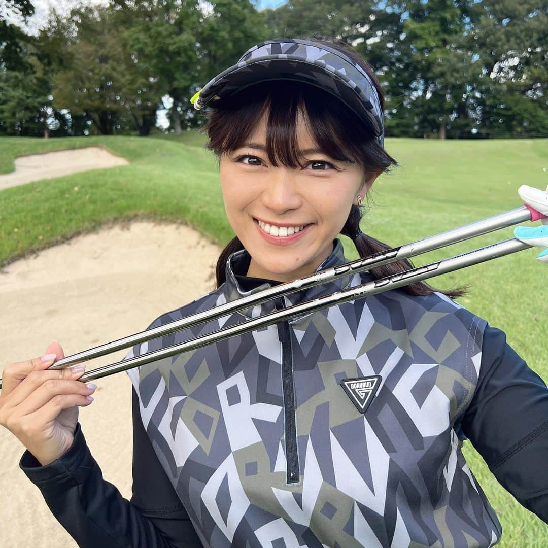 山内鈴蘭のインスタグラム：「@ustmamiyajapan のシャフトに変えたよーっ😆⛳️  アッタスアイアンのシャフトに憧れて先日フィッティングへ🌸  超絶美人フィッター @meg.megolf さんに フィッティングしてもらったよ😍 (今回もありがとうございます😭！)  近々、YouTubeアップされますのでお楽しみにー♡♡♡♡  アッタスアイアンシャフト、 見た目がスチールっぽくてカッコいいのに、カーボンシャフトで女子でも振れる柔らかさ！打ちやすい😳✋  中調子のSR60gにしました！  ドライバーはTHE ATAS V2で少し短い44.5インチで振りやすい長さに！  ↑ドライバーは写真また載せるね❤️  スイング計測し 自分に合ったシャフトを選んで 最後は全体クラブの重さバランスを整える🔥  ustmamiyaの職人さんに全部お任せ❤️  これからのゴルフがさらに楽しみになったよーー😆😆😆  #ゴルフ #シャフト #アッタス #atas #アッタスアイアン #リシャフト #ゴルフフィッティング #ustmamiya #ustmamiyaフィッティングラボ #ゴルフ女子 #ゴルフギア #ゴルフ上達 #ゴルフ好きな人と繋がりたい」