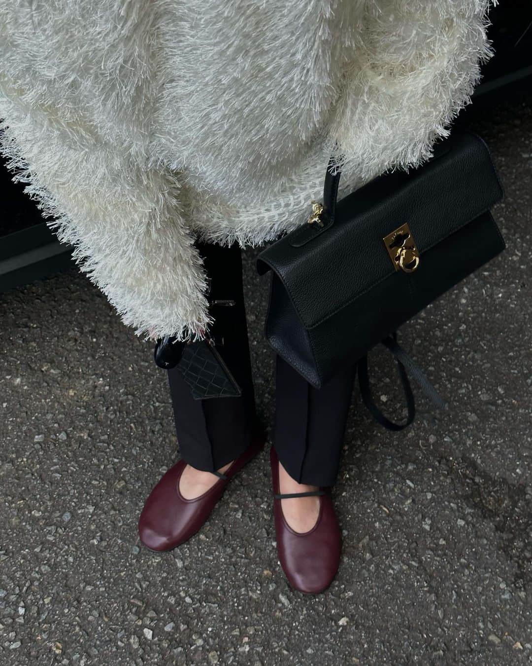 松本恵奈のインスタグラム：「最近のnew bagとnew shoes👠 🧳 眺めてるだけで可愛いわ。笑 shoesのボルドーも新鮮です◯ #clane #cafne #therow #shoes #bag」