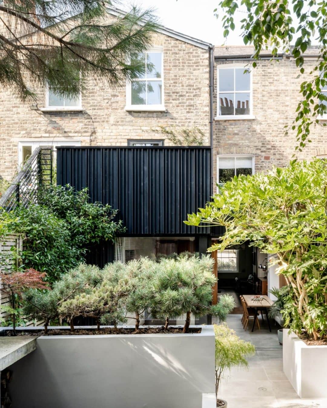 The Modern Houseさんのインスタグラム写真 - (The Modern HouseInstagram)「#forsale Modern Intervention: a Victorian home in east London,  extended and extensively remodelled by Ivanov Versteeg Architecture.  Follow the link in our bio for the sales particulars.  Malvern Road, London E8」10月7日 16時18分 - themodernhouse