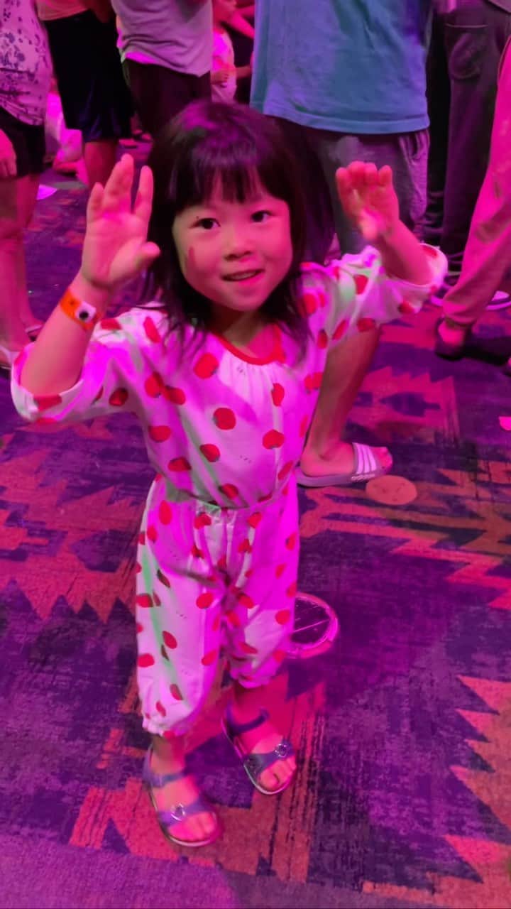 ぽるママのインスタグラム：「. . この前行ったホテルのダンスパーティ🕺🪩  前半スリラーとか🧟‍♀️ゴリゴリの洋楽ばっかりで ？？？ってなってたみゆだったけど🙂笑  知ってる曲が流れてノリノリだった🥰🪿💓  #ふわは眠くて途中でお部屋に帰って寝たよ #周り賑やかだと眠くなるタイプ #ちょっとわかる」