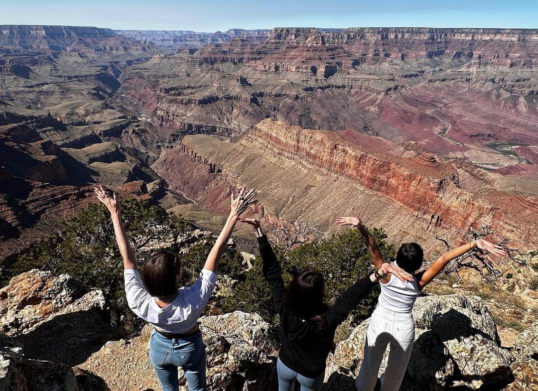 山賀琴子さんのインスタグラム写真 - (山賀琴子Instagram)「アメリカ旅行記② Grand Canyon  地球46億年の歴史のうちその約半分の20億年分の地層が見える世界道産、グランドキャニオン！全長450km 深さ1.6kmと圧巻のスケール！ ナナは2回目、はんにゃと私は初めての場所。 いや〜、、、圧巻。すごい。自然ってすごい！ これは世界七不思議になるわけだよ。 グランドキャニオンがどうやってできたか、未だにはっきりとは分かっていないってところもロマンがあるよね🌏 自然には計り知れない力があるんだなぁと思い知らされた。 野生動物も結構いるとガイドさんが説明をしてくれた矢先、大きな鹿が道沿いにいたり、見れたらラッキーと言われているらしい青い鳥が目の前を飛んで行って、ハッピーラッキーでした✨  そしてグランドキャニオンの前に寄ったダイナソートラックも楽しかった！一見何もない土地で、地面をよく見ると沢山恐竜の足跡が！！ ナバホ族の方が言うには、緑色の石のようなものは恐竜のうんちの化石らしい🦕大きい足跡の横に小さい足跡があって、これは間違いなく恐竜の足跡だ。なんか可愛い。  地球の歴史と、アメリカの広さをひしひしと感じることができました🌏  One of the seven wonders of the world, where you can see 2 billion years of strata. I was overwhelmed by the magnificent nature. I was so lucky to see a blue bird🕊️💙」10月7日 16時19分 - kotokoyamaga