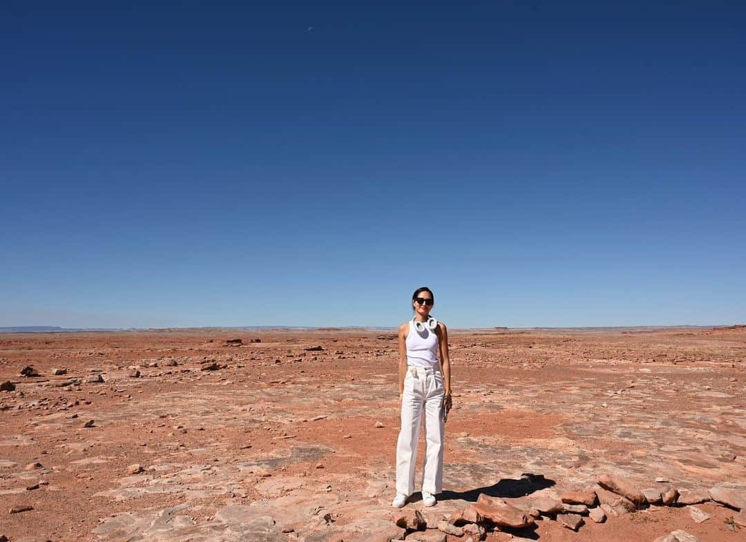 山賀琴子のインスタグラム：「アメリカ旅行記② Grand Canyon  地球46億年の歴史のうちその約半分の20億年分の地層が見える世界道産、グランドキャニオン！全長450km 深さ1.6kmと圧巻のスケール！ ナナは2回目、はんにゃと私は初めての場所。 いや〜、、、圧巻。すごい。自然ってすごい！ これは世界七不思議になるわけだよ。 グランドキャニオンがどうやってできたか、未だにはっきりとは分かっていないってところもロマンがあるよね🌏 自然には計り知れない力があるんだなぁと思い知らされた。 野生動物も結構いるとガイドさんが説明をしてくれた矢先、大きな鹿が道沿いにいたり、見れたらラッキーと言われているらしい青い鳥が目の前を飛んで行って、ハッピーラッキーでした✨  そしてグランドキャニオンの前に寄ったダイナソートラックも楽しかった！一見何もない土地で、地面をよく見ると沢山恐竜の足跡が！！ ナバホ族の方が言うには、緑色の石のようなものは恐竜のうんちの化石らしい🦕大きい足跡の横に小さい足跡があって、これは間違いなく恐竜の足跡だ。なんか可愛い。  地球の歴史と、アメリカの広さをひしひしと感じることができました🌏  One of the seven wonders of the world, where you can see 2 billion years of strata. I was overwhelmed by the magnificent nature. I was so lucky to see a blue bird🕊️💙」