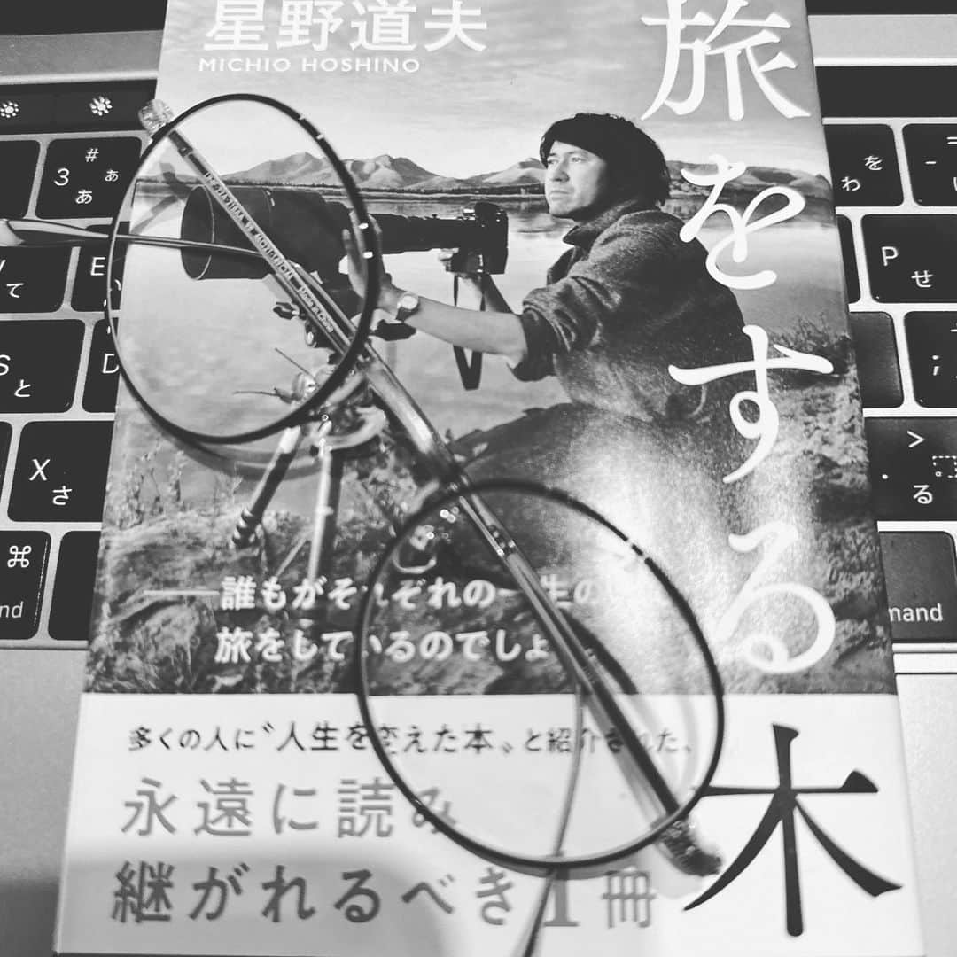 相川七瀬さんのインスタグラム写真 - (相川七瀬Instagram)「「今のななちゃんには、絶対に刺さる一冊だよ。」  読書友達が教えてくれた。  星野道夫さんの『旅をする木』  冒頭の「新しい旅」という章に書かれていた言葉に背中押される。  「目の前からスーッとこれまでの地図が消え、磁石も羅針盤も見つからず、とにかく船だけは出さねばというあの頃の突き動かされるような熱い想いです。そしてたどり着くべき港さえわからない新しい旅です」  時として、自分がどこへ流れていくのか自分でも分からないと思う時があるから、この言葉、友達の言う通り刺さった、、、。  新しい旅に、新しい地図を描くか。いい言葉だ。  星野さんの描くアラスカの大自然を心の中で再生しながら吸い込む。  まだ、途中なのでこれから堪能したいと思います。  #ななせ図書 #星野道夫」10月7日 16時19分 - nanasecat