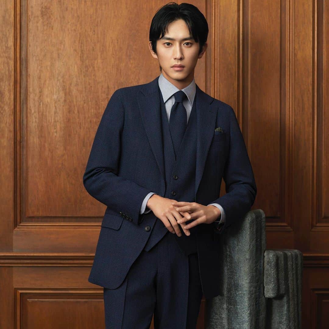 のインスタグラム：「READYMADE or PATTERN ORDER Cloth Ermenegildo Zegna AI SPEED ORDER ビジネス用でも、ハレの日用でも。 自分らしさを求めるならパターンオーダーもオススメです。 スーツはもちろん、ジャケット単体から手軽に作れ、 シルエットやボタン、袖口の仕様なども 自分好みに選択可能。 世界最高峰の生地メーカー 「クロス エルメネジルド ゼニア」のものも6種類ご用意。 特に秋冬は、高級感と重厚感を備えた クラシカルな素材に注目です。 ・ SUIT ¥82, 500～ VEST ¥34,100 SHIRT ¥4,290 TIE ¥6,490 CHIEF ¥4,290 (すべて税込) ・ ・ ・ #suit #スーツ #suitselect #スーツセレクト #スーツのある日常 #スーツスタイル #杉野遥亮 ・ #ビジネス #メンズ #メンズファッション #メンズコーデ #秋冬 #新作 #オーダー #オーダースーツ #ゼニア ・ #business #fashion #ootd #outfit #mens #mensfashion #menscode #2023 #2023AW #autumn #winter #newnormal #newarrival #Zegna」