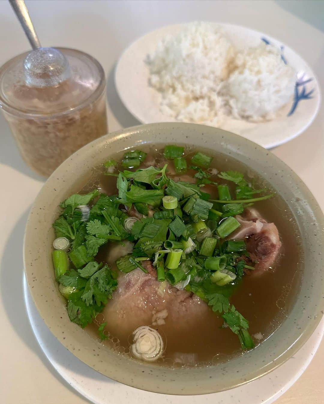 ソンイさんのインスタグラム写真 - (ソンイInstagram)「Hawaiiの食記録パート①🍴🍔🥤🧇🍳🥐🌺🌈  1枚目 📍Leonard's Bakery  2枚目 📍 OFF THE HOOK POKE MARKET  3枚目 📍 Miro Kaimuki   4.5枚目 📍RitzCarlton waikiki  6枚目 📍Yu Chun Korean Restaurant  7枚目 📍 Gina's Barbeque  8枚目 📍 Aloha Steak House  9枚目 📍ASAHI GRILL  10枚目 📍THE Royal Hawaiian / Mai Tai Bar  #Hawaii #ハワイ旅行 #家族旅行 #子連れ旅行  #海外旅行 #子連れハワイ #子連れ旅 #2人育児 #ハワイご飯 #ハワイレストラン #ハワイフード」10月7日 16時22分 - sunwei1013