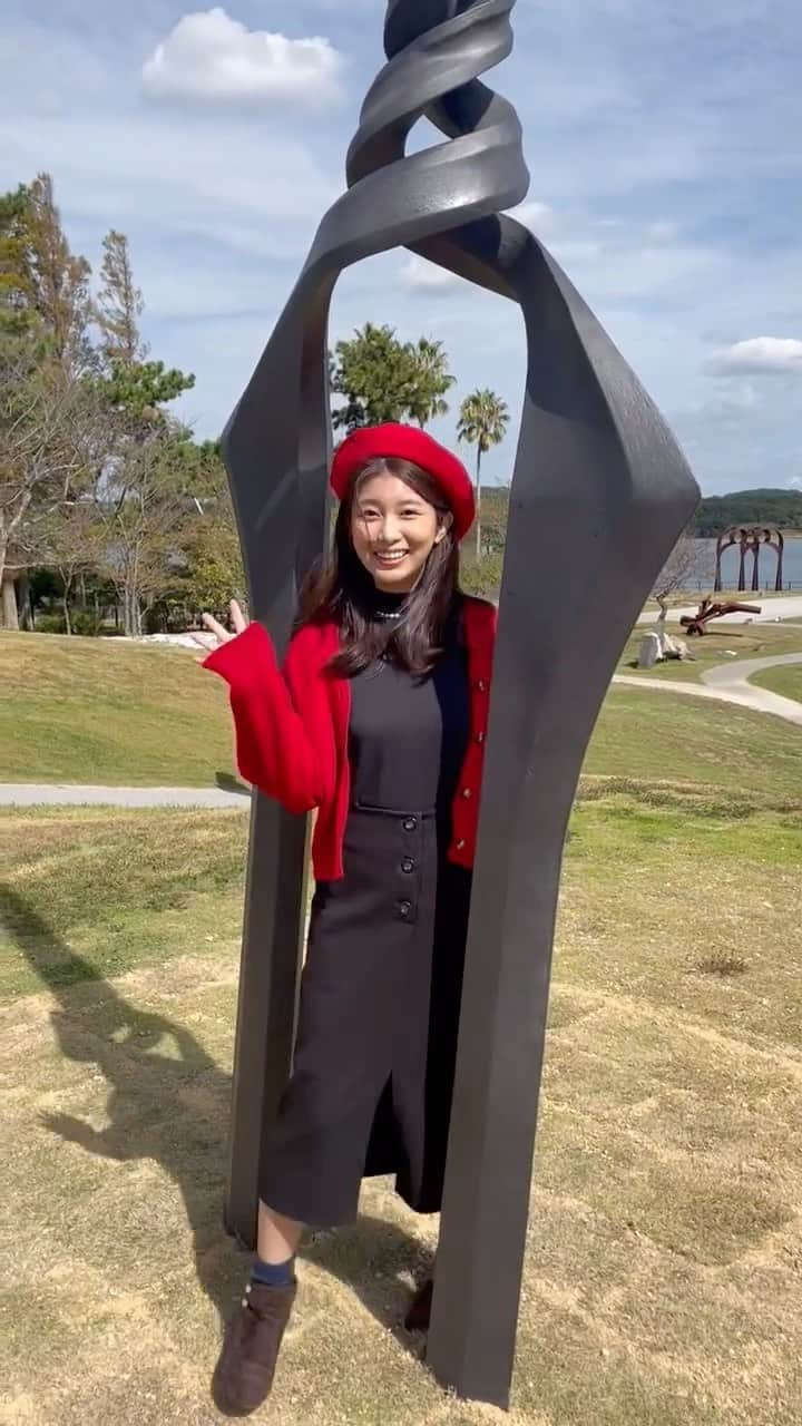 のインスタグラム：「きのうから公開が始まった 山口県宇部市ときわ公園 彫刻の丘に刺さったロンギヌスの槍  見て触ってくぐることもできます！ 私は葛木ミサトさんイメージコーデで行ってきました♪」