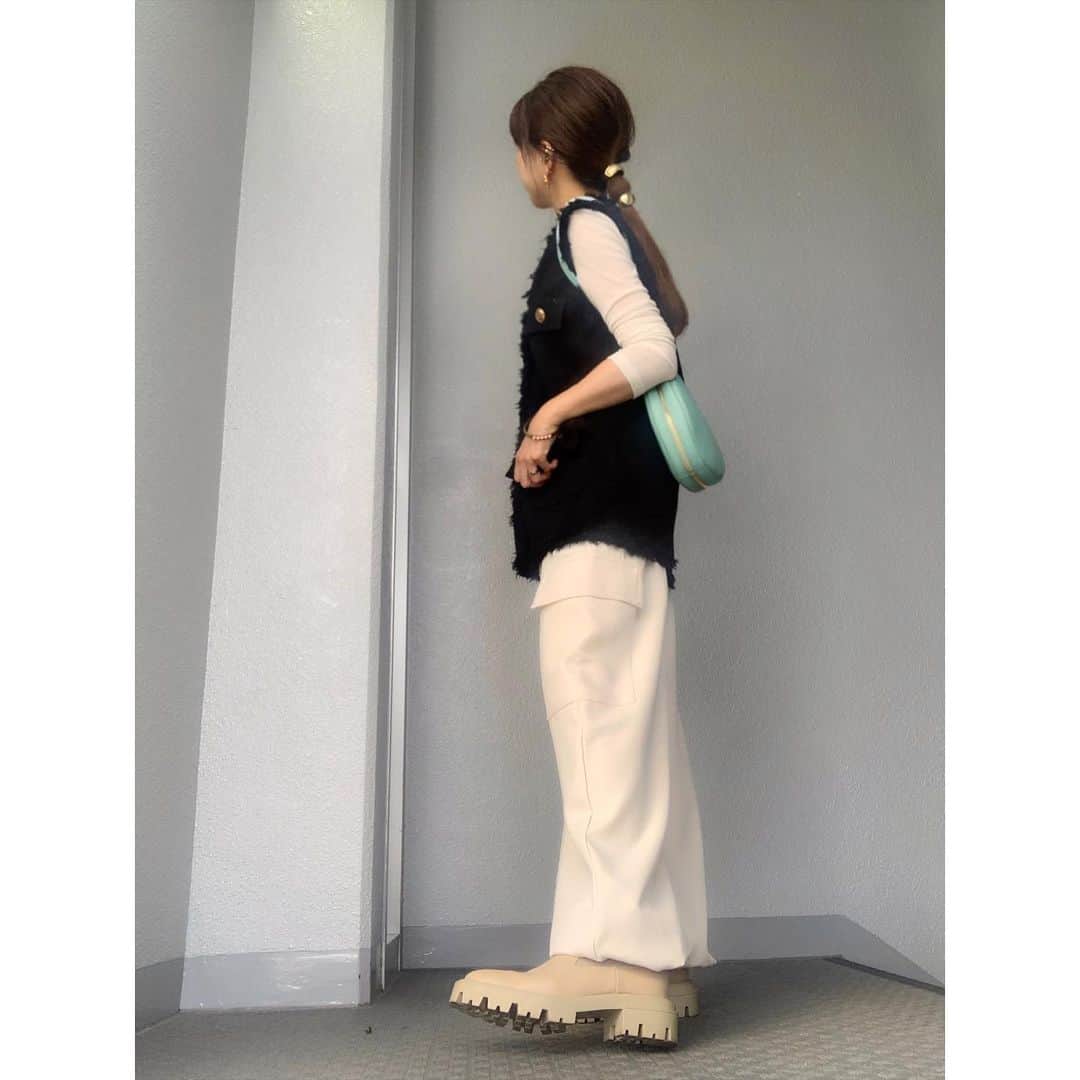 chieminsさんのインスタグラム写真 - (chieminsInstagram)「🖤🤍🩵  珈琲ブレイクをKALDIの試飲珈琲で済ませた人🙋‍♀️  どこも混んでて💦  お気に入りのベストが着れる季節になってきた🤍·͜·  T.vest▶︎▷#lavishgate  pants▶︎▷#meemselect  bag▶︎▷#chiiiibag  boots▶︎▷#zara  #code  #coordinate #ootd #outfit #mylook #ママコーデ#156cmコーデ」10月7日 16時27分 - chery0131