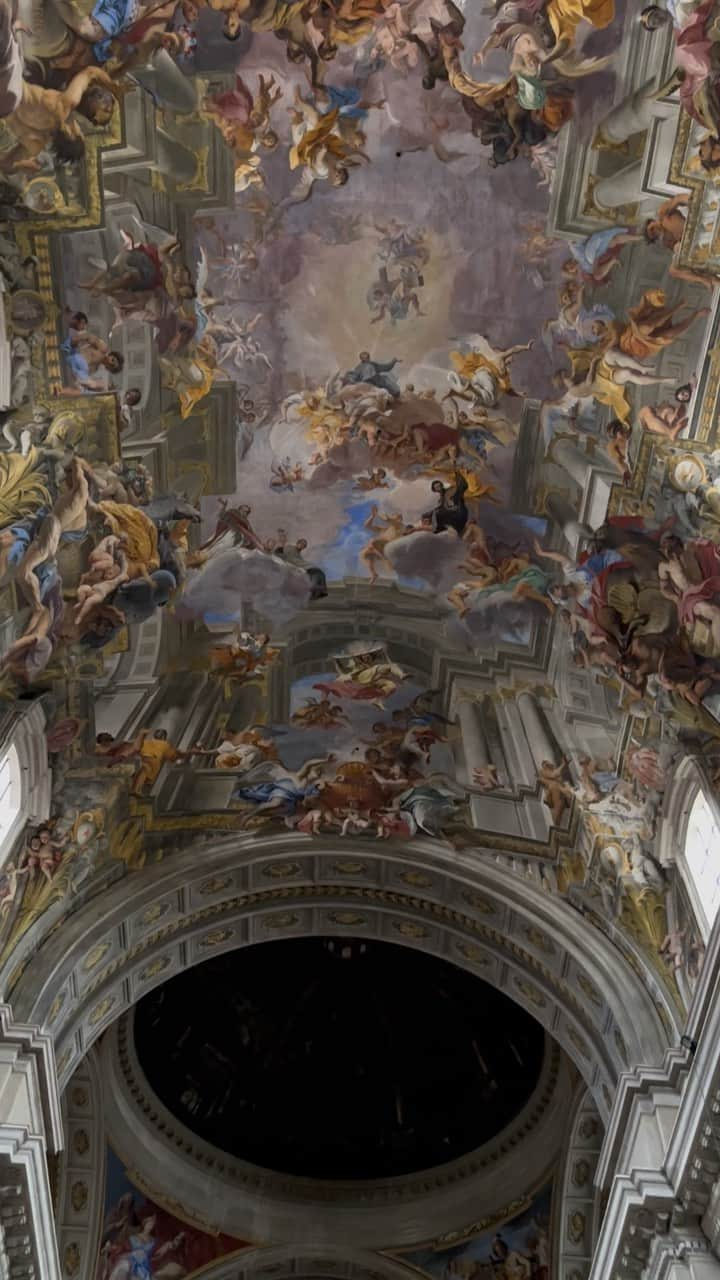 Yuika Matsuのインスタグラム：「📍イタリア旅行 in Roma🇮🇹 　 Chiesa di Sant'Ignazio di Loyola🪽 　 息を呑むほど美しい。 　 17世紀のローマカトリック教会。 だまし絵になっていて立体的に見える天井と 聖イグナチオを描いたフレスコ画が有名。 　 入り口近くにある大きな鏡越しに みんな写真も撮ってました。 　 　 パンテオンに行く途中にあり チケットや予約なしでも入れたので 観に行く価値ありです！  　 　 #chiesadisantignaziodiloyola #旅行#海外旅行#新婚旅行 #rome#fontanaditrevi  #trevifountain」