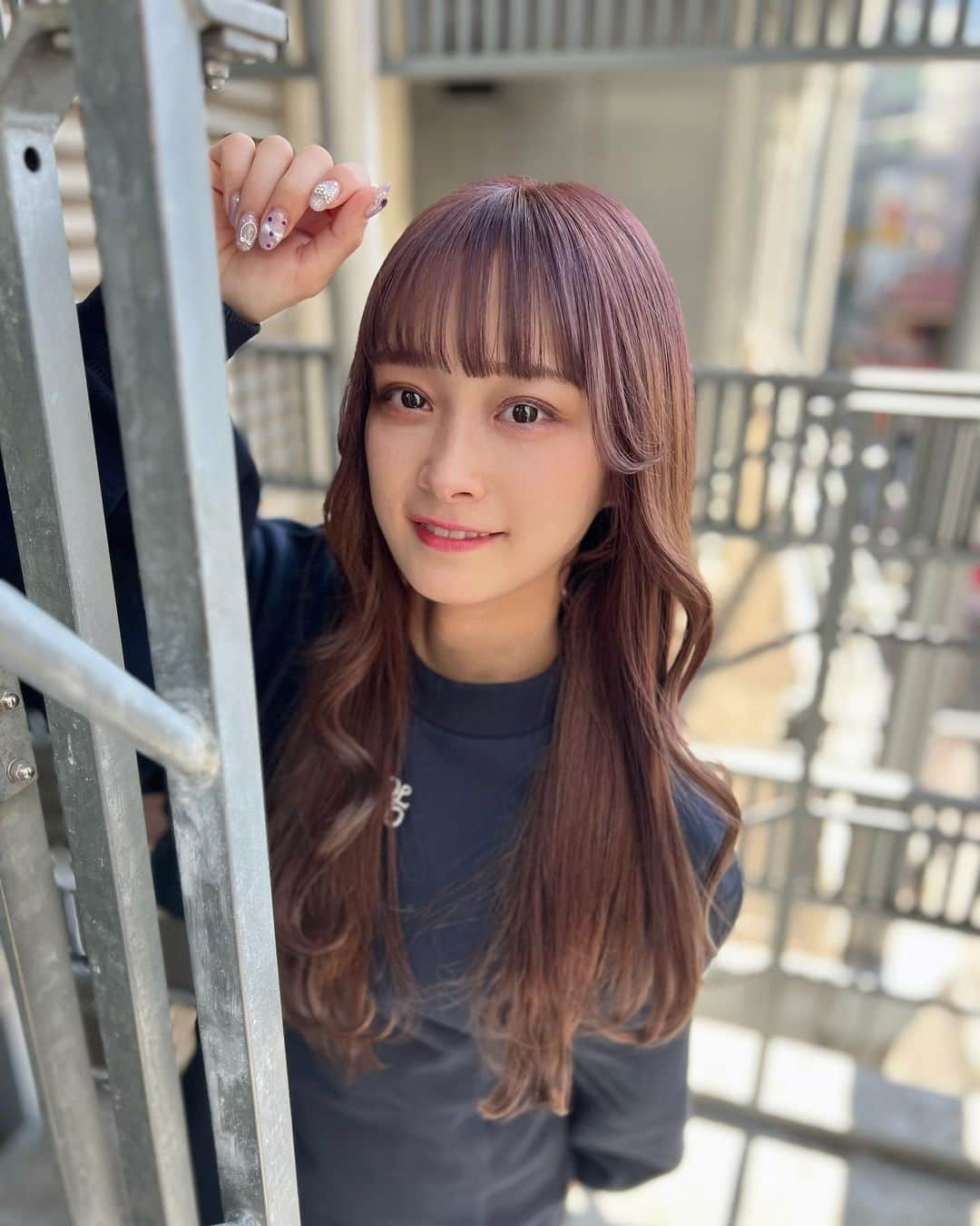 奈良怜那のインスタグラム：「． 今回はちょっと紫💜 色落ちも楽しみだなん♪  hair: @yukimi_y1127 wear: @olive_des_olive_official   #ヘアカラー#パープルヘア#サロンモデル#秋服#スウェット#スウェット女子##パープルネイル#推しネイル#紫#オリーブデオリーブ」