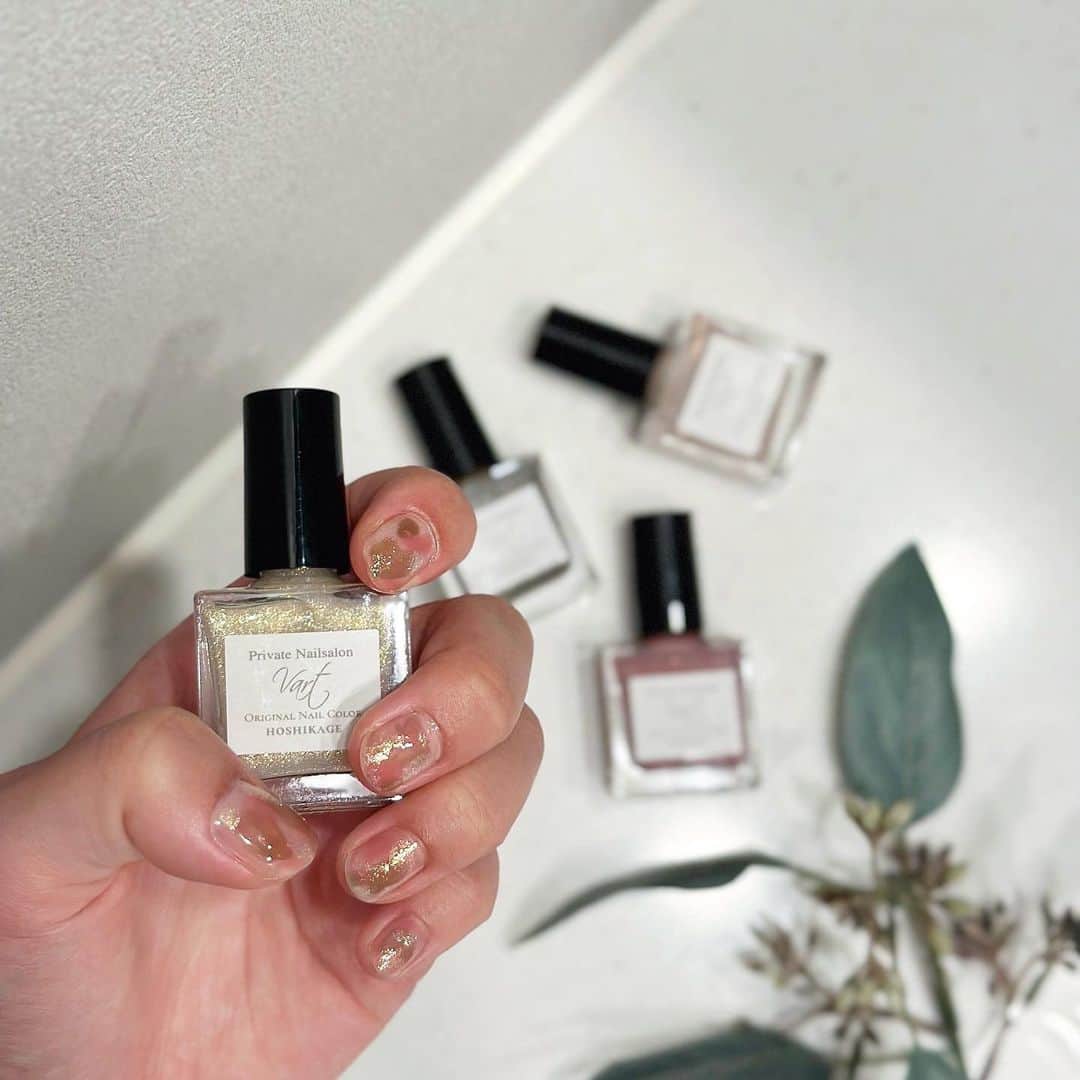 のインスタグラム：「ニュアンスカラーと 透明感がかわいいVartのポリッシュを使ったセルフネイル💅🏻 @vart_nailcolor_official   UTSURIKA、HOSHIKAGE MOMOYO、SAYOの4種類。  ささっと塗るだけで オシャレに見えるカラーがお気に入り♡  ムラにもなりにくくて良い🫶🏻  #ヴェイルオリジナルネイルカラー #PR」