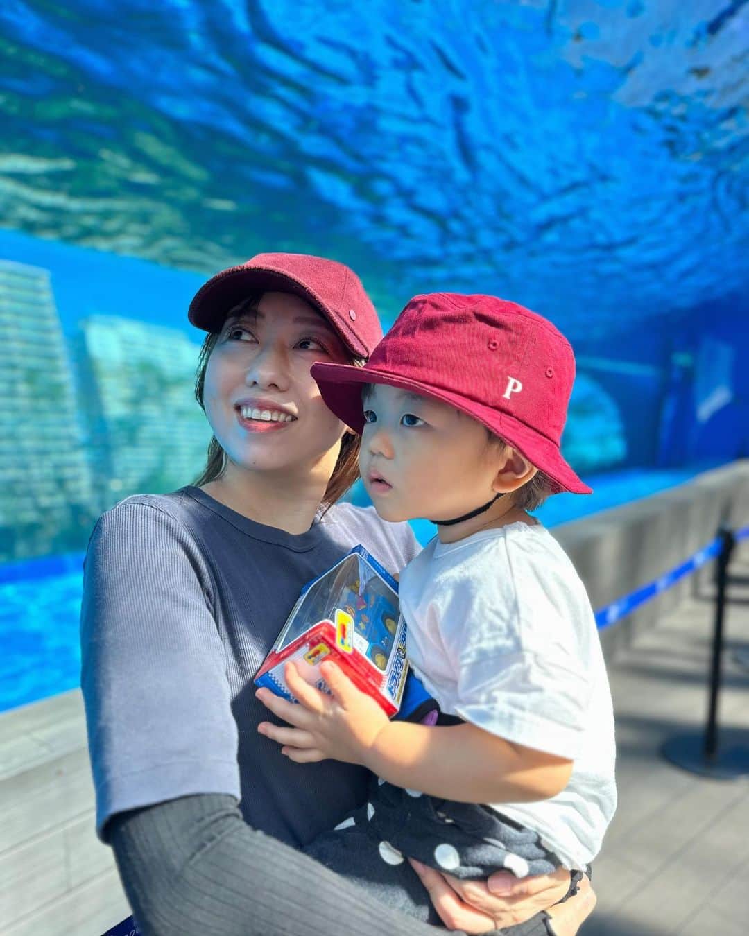 あいりのインスタグラム：「公園からのサンシャイン水族館🐟🐠🐡  ぽぽがたくさんのお魚を見て 時に『わぁ！』と目をキラキラさせて喜んだり🤩 時にジーッと真剣に見つめたり👀 興味深く眺めている姿が印象的でした☺️✨  他の水族館や動物園など ぽぽが喜ぶ場所にたくさん連れていってあげたいな🥰  最後の動画、ぽぽに合わせてステップ踏んだはずが まさかのひげダンス🤣  #サンシャイン水族館  #1歳11ヶ月男の子  #伝説のひげダンス」