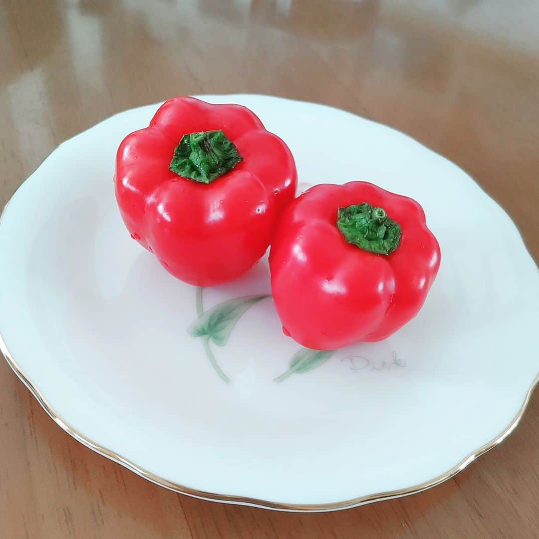 瀬戸マドカのインスタグラム：「美しい🍅自然の色味と発光🏡庭·野菜記録2023夏🌻可愛いパプリカ♡ · · 北海道🏡から東京の家に行く時、必ず野菜🧳持たせてもらうのだけど‥#無農薬 なのにビックリする程、日持ち長持ち🍆するの不思議🍅 · · ドレッシングや調理しなくても洗ってそのままでも美味しい٩(♡ε♡ )۶ · · 夏野菜は、🌽裏(祖父母畑)に行けばある物だと思っていて‥ 　東京に出てきて初めて、夏にキュウリを1人でスーパーで購入した時の衝撃 「😳？え😳？じいちゃんばあちゃん畑ありがとう🥺」みたいな寂しい気持ちと、感謝の気持ちが入り交じる複雑な気持ちは、今でも記憶に残っています。。😳❤️‍🔥 · · · · #畑記録 #家庭菜園記録 #無添加無農薬 #パプリカ #美しい自然 #vegetable」