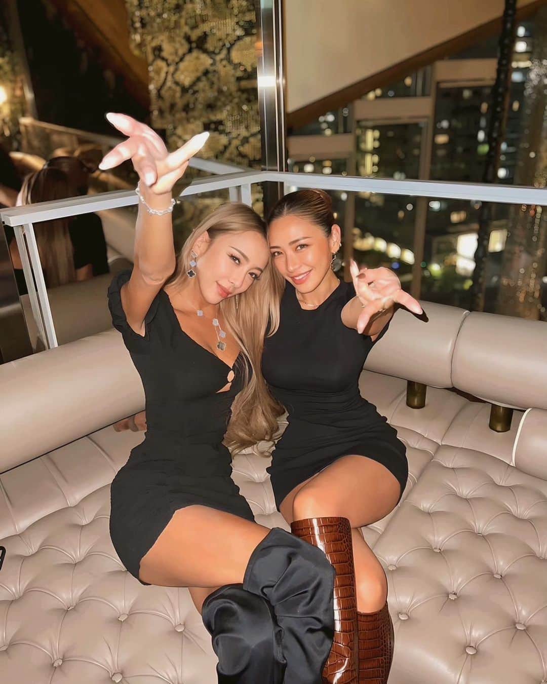 GENKINGのインスタグラム：「Gal Peace 🤟😂 I love hanging out with my friends❤️」