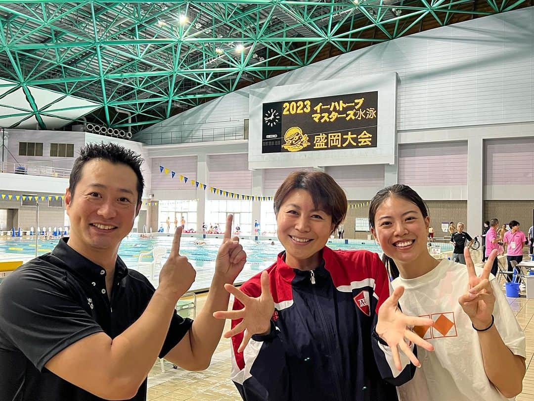宮下純一のインスタグラム：「2023イーハトーブマスターズ盛岡大会にゲストで参加させていただきました‼️中村真衣さん大本里佳さんと一緒に盛り上げました！2回目の参加になりましたが1回目は2012年😄参加者の皆さんのレベルも高く凄く活気がありました！日本記録を出した大学の先輩の表彰もできて良かった😁#イーハトーブマスターズ水泳盛岡大会」