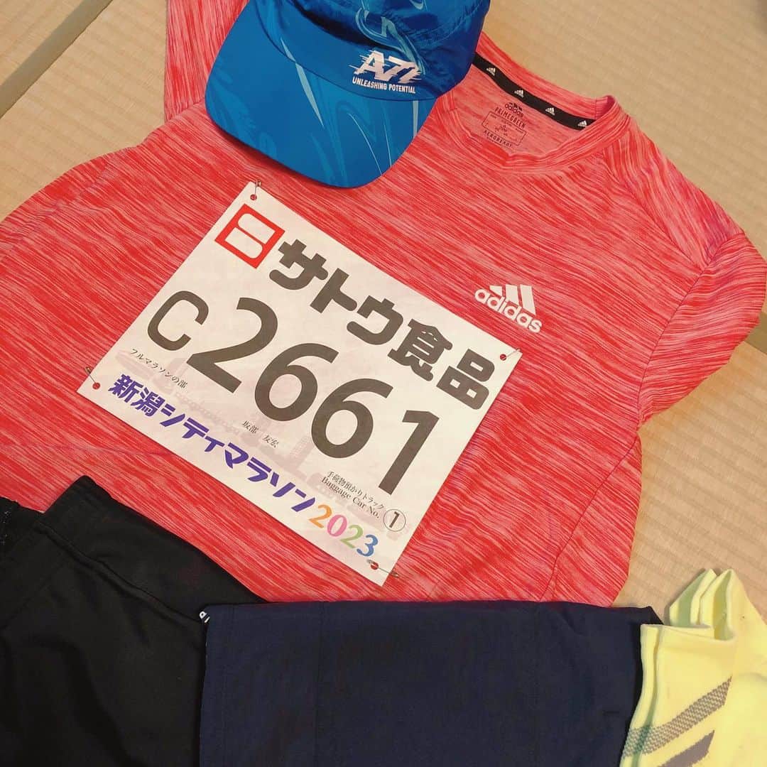坂部友宏のインスタグラム：「赤青黄の信号色になりそうな...  シャツカラーは 陸上日本代表の気分で決めました🇯🇵  #フルマラソン #2回目 #新潟シティマラソン #坂部友宏  目標は 4時間30分で完走です🎶」