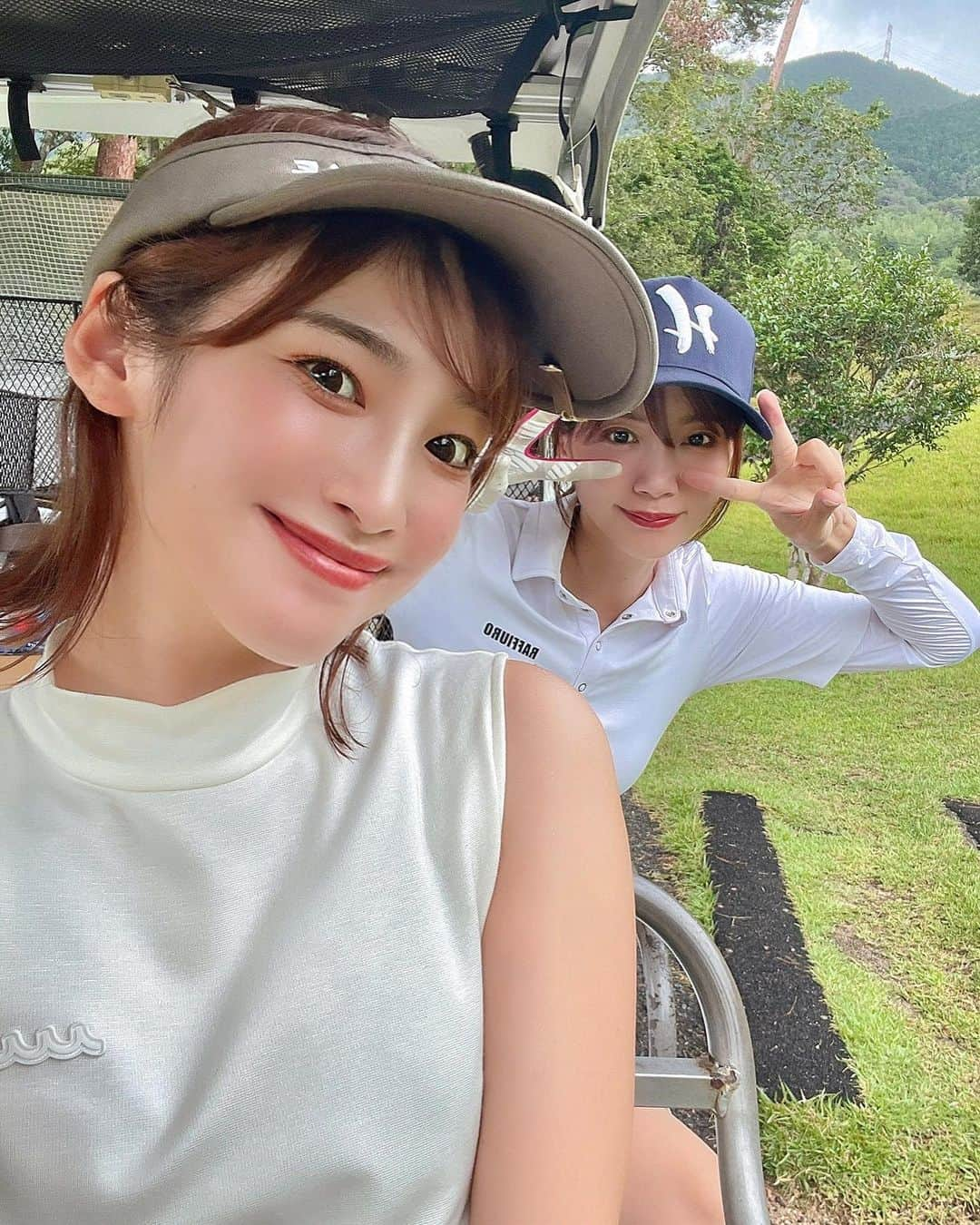 岩佐しおりのインスタグラム：「こないだ広島でラウンドした日🤙🏽❤️  最後の動画へっぽこゴルファーすぎて面白いから記念に載せておく🤣これ結局どうやったら打てるんじゃろ🙃  この日は @chisakofuruta ちゃんベスト更新🥇❤️ デビューから知ってるからこそ本当にこのスコアは凄いし、ゴルフに対する姿勢がもう尊敬すぎる。見習います🥹ちさちゃんおめでとーう😍✨✨  ウェアは全身 @muta__official です👗  #ゴルフ女子 #gtバーディーズ #広島ゴルフ #ゴルフラウンド #ゴルフウェア #ゴルフコーデ #ゴルフスイング #ゴルフ好き #ムータ #ムータマリン #オノフ #⛳️」