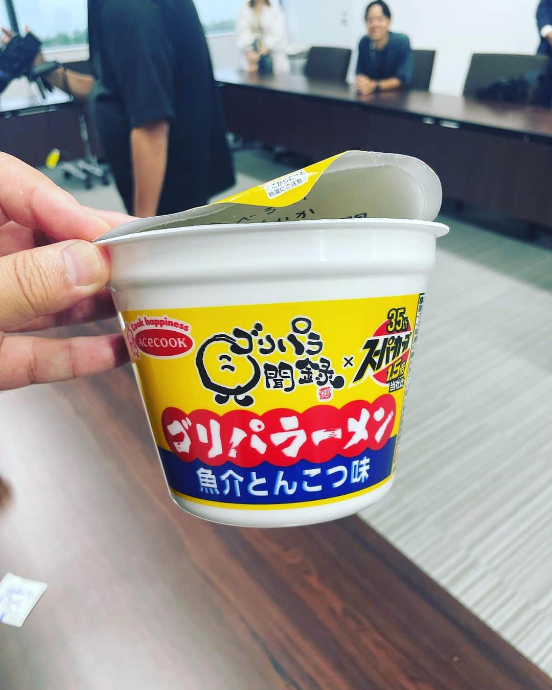 ゴリけんさんのインスタグラム写真 - (ゴリけんInstagram)「エースコックさんより スーパーカップ ゴリパラーメン 10月30日より発売されます。  魚介豚骨味で旨みもあって バリうま！ そのまま食べても良し  めんたいふりかけも ついているので 途中で味変しても良し！！  ふたの裏には 僕らのメッセージがついて 遊び心も満載です。  僕らの青春を支えてくれた スーパーカップに 僕らがなれるなんて〜 感激です。  #エースコック #ゴリパラーメン #魚介豚骨 #めんたいふりかけ #バリウマ #スーパーカップ」10月7日 16時57分 - goriken1024