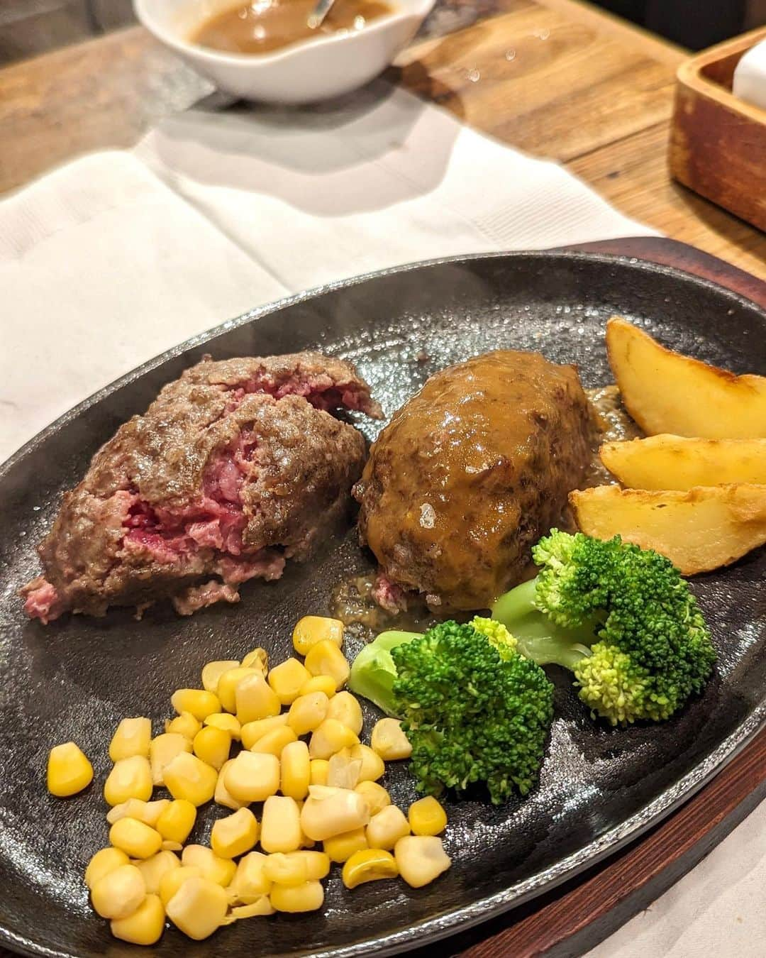 大見さなえさんのインスタグラム写真 - (大見さなえInstagram)「『焼肉 ZENIBA 渋谷店』 溶岩プレート焼きで味わう焼肉屋🥩  230℃の低温調理＆遠赤外線効果で、 黒毛和牛の旨味と水分が閉じ込められてる！ ⁡ 【和牛100%ハンバーグ】 生でも食べられるくらい鮮度のいいお肉をレアで✨ 鉄板で好みの焼き具合に調整できるのも嬉しいポイント！ ⁡ 繋ぎを使ってなく和牛100%を お塩で食べてお肉本来の旨味を楽しんだり オススメの甘めの玉ねぎのソースで味わうのも🙆‍♀️ ーーーーーーーーーーーーーーーーーーーーーー エリア　渋谷 予算 8,000円〜9,000円 オススメ　和牛100%ハンバーグ、ハツ刺し ーーーーーーーーーーーーーーーーーーーーーー #焼肉zeniba渋谷店 #焼肉zeniba #渋谷焼肉 #焼肉 #めぐログ_渋谷 #めぐログ_焼肉 #牛タン」10月7日 17時06分 - tabe_megumi