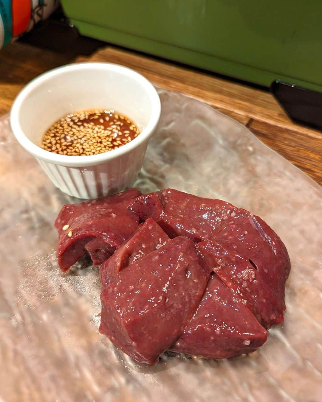 大見さなえさんのインスタグラム写真 - (大見さなえInstagram)「『焼肉 ZENIBA 渋谷店』 溶岩プレート焼きで味わう焼肉屋🥩  230℃の低温調理＆遠赤外線効果で、 黒毛和牛の旨味と水分が閉じ込められてる！ ⁡ 【和牛100%ハンバーグ】 生でも食べられるくらい鮮度のいいお肉をレアで✨ 鉄板で好みの焼き具合に調整できるのも嬉しいポイント！ ⁡ 繋ぎを使ってなく和牛100%を お塩で食べてお肉本来の旨味を楽しんだり オススメの甘めの玉ねぎのソースで味わうのも🙆‍♀️ ーーーーーーーーーーーーーーーーーーーーーー エリア　渋谷 予算 8,000円〜9,000円 オススメ　和牛100%ハンバーグ、ハツ刺し ーーーーーーーーーーーーーーーーーーーーーー #焼肉zeniba渋谷店 #焼肉zeniba #渋谷焼肉 #焼肉 #めぐログ_渋谷 #めぐログ_焼肉 #牛タン」10月7日 17時06分 - tabe_megumi