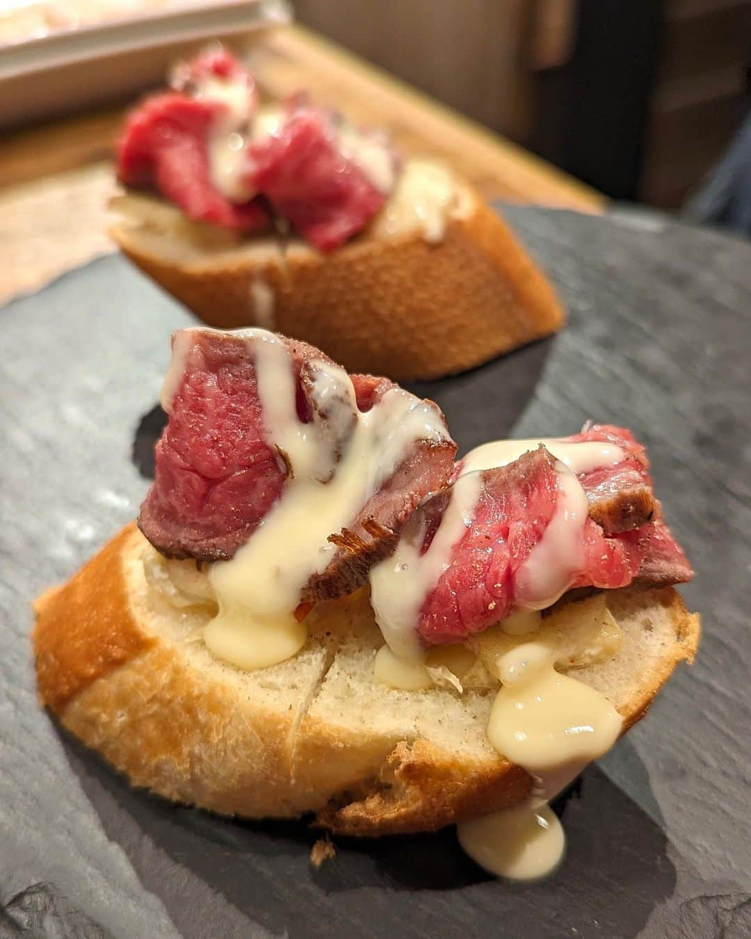 大見さなえさんのインスタグラム写真 - (大見さなえInstagram)「『焼肉 ZENIBA 渋谷店』 溶岩プレート焼きで味わう焼肉屋🥩  230℃の低温調理＆遠赤外線効果で、 黒毛和牛の旨味と水分が閉じ込められてる！ ⁡ 【和牛100%ハンバーグ】 生でも食べられるくらい鮮度のいいお肉をレアで✨ 鉄板で好みの焼き具合に調整できるのも嬉しいポイント！ ⁡ 繋ぎを使ってなく和牛100%を お塩で食べてお肉本来の旨味を楽しんだり オススメの甘めの玉ねぎのソースで味わうのも🙆‍♀️ ーーーーーーーーーーーーーーーーーーーーーー エリア　渋谷 予算 8,000円〜9,000円 オススメ　和牛100%ハンバーグ、ハツ刺し ーーーーーーーーーーーーーーーーーーーーーー #焼肉zeniba渋谷店 #焼肉zeniba #渋谷焼肉 #焼肉 #めぐログ_渋谷 #めぐログ_焼肉 #牛タン」10月7日 17時06分 - tabe_megumi