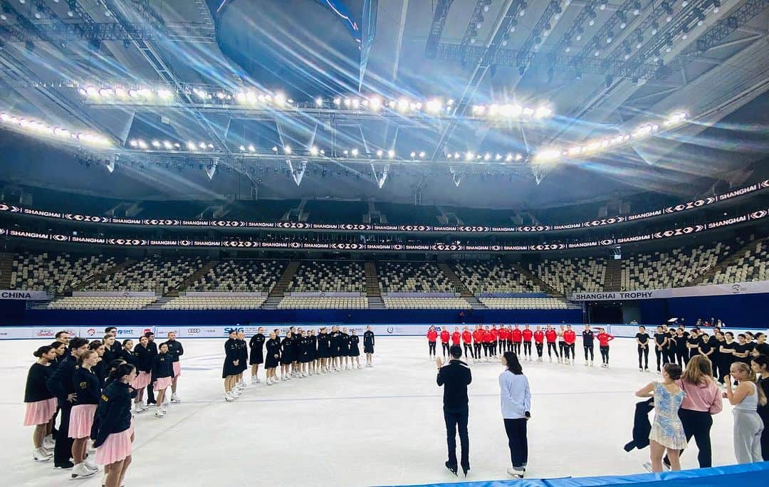 ミーシャ・ジーのインスタグラム：「The Prep” 50 minutes of rehearsals allowance, 110 people on the ice, skating’ synchro’ short track, half cast still compete same day, everyone on their max effort. Thanks to all of you for your professional cooperation and hard work that made it happen.  #Director #Choreo」