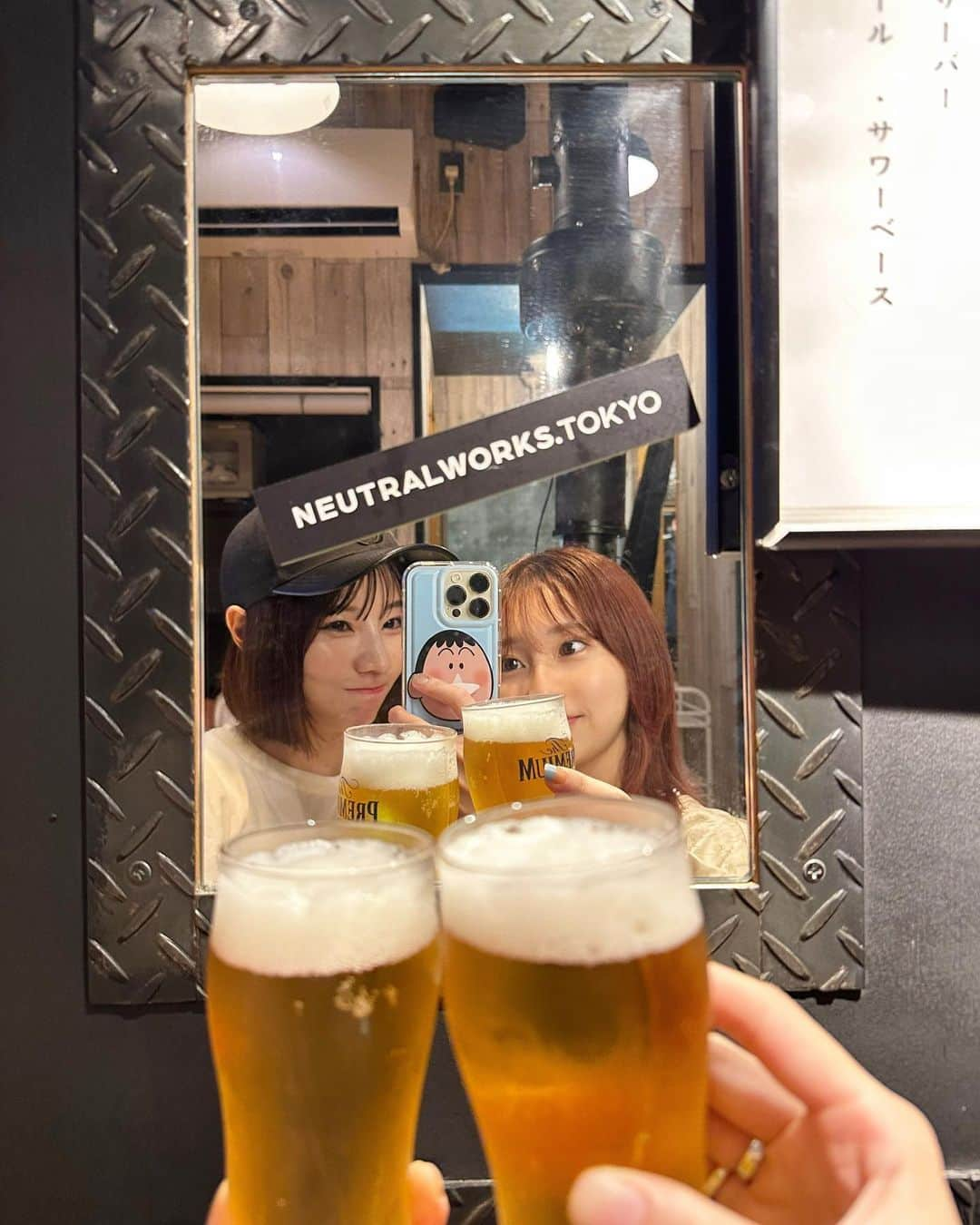 山内あいなさんのインスタグラム写真 - (山内あいなInstagram)「完全個室セルフ焼肉で家族と乾杯🍻🥩 1日限定1組の完全予約制の焼肉店「GU3F」 @gugotanda ⁡ 広々とした個室にモニターもあって、 お家で乾杯しているような気分で落ち着く☺️🍻 ⁡ ドリンクサーバーも完備されていて、 お酒大好き家族にとってカスタムも楽しめて 気軽におかわりができる最高の飲み放題空間🤍 (なんと時間無制限！！) ⁡ まずは名物の浅漬けキムチから始まり、 極上レバー、そして極上飲めるロースは スタッフさんが最高の状態に焼いてくれたし、 炊き立てご飯に卵を載せて頂きました🥚🥩 ⁡ そのあとも特選赤身２種&厚切りタン（塊肉）、 特選ホルモン、ラストは厚切りサガリで 炊飯器に入った食べ放題のご飯も完食🫶笑 ⁡ 贅沢なお肉をこんなに盛り沢山で楽しめるのに、 アットホームで店員さんの雰囲気も素敵だったので、 また気軽にお邪魔したいです🥹 ご招待ありがとうございました☺️✨ ⁡以上、飯テロでした❤️‍🔥  #PR #東京グルメ #東京ディナー #五反田グルメ #五反田ディナー #GU3F #焼肉 #貸切焼肉」10月7日 17時00分 - ainayamauchi3131