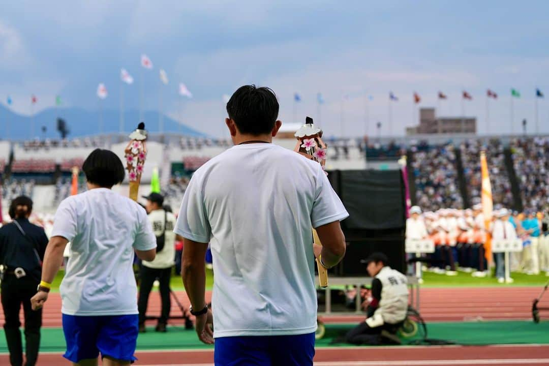 川﨑宗則さんのインスタグラム写真 - (川﨑宗則Instagram)「51年ぶりに、鹿児島で燃ゆる感動かごしま国体が、開催されました！開会式の聖火ランナー🏃を🥋金メダリスト🏅濵田尚里さんと共に務めさせていただきました！光栄です🙇‍♂️選手の皆さん鹿児島の魂、チェストを喰らってください🙇‍♂️❤️南の宝物を堪能しやんせ！チェチェチェチェスト！ #燃ゆる感動かごしま国体 #鹿児島国体 #浜田尚里 選手 #柔道 #川﨑宗則 #川崎宗則 #野球」10月7日 17時00分 - mune.kawasaki.official