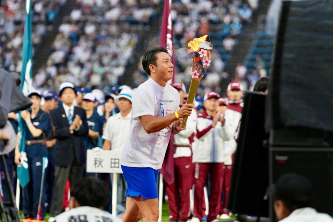 川﨑宗則さんのインスタグラム写真 - (川﨑宗則Instagram)「51年ぶりに、鹿児島で燃ゆる感動かごしま国体が、開催されました！開会式の聖火ランナー🏃を🥋金メダリスト🏅濵田尚里さんと共に務めさせていただきました！光栄です🙇‍♂️選手の皆さん鹿児島の魂、チェストを喰らってください🙇‍♂️❤️南の宝物を堪能しやんせ！チェチェチェチェスト！ #燃ゆる感動かごしま国体 #鹿児島国体 #浜田尚里 選手 #柔道 #川﨑宗則 #川崎宗則 #野球」10月7日 17時00分 - mune.kawasaki.official