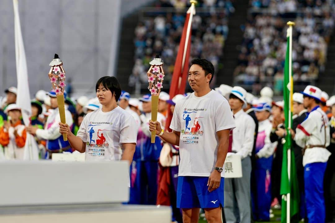 川﨑宗則のインスタグラム：「51年ぶりに、鹿児島で燃ゆる感動かごしま国体が、開催されました！開会式の聖火ランナー🏃を🥋金メダリスト🏅濵田尚里さんと共に務めさせていただきました！光栄です🙇‍♂️選手の皆さん鹿児島の魂、チェストを喰らってください🙇‍♂️❤️南の宝物を堪能しやんせ！チェチェチェチェスト！ #燃ゆる感動かごしま国体 #鹿児島国体 #浜田尚里 選手 #柔道 #川﨑宗則 #川崎宗則 #野球」