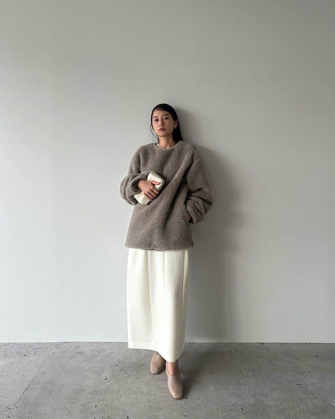 松本恵奈のインスタグラム：「福岡POP UPに先行予約するボアTOPS♡ 私は着ているグレージュを買いました♡ ボアトップスを使ってやりたいスタイリングが沢山あるのでまた私服もアップしていきます♡ 合わせているSKも上質なウールで作った品のある モードなSKで個人的にとてもオススメなアイテムです◯ このスタイリングもお気に入りです♡ 是非お楽しみにっ！ #clane #福岡 #popul #先行発売」