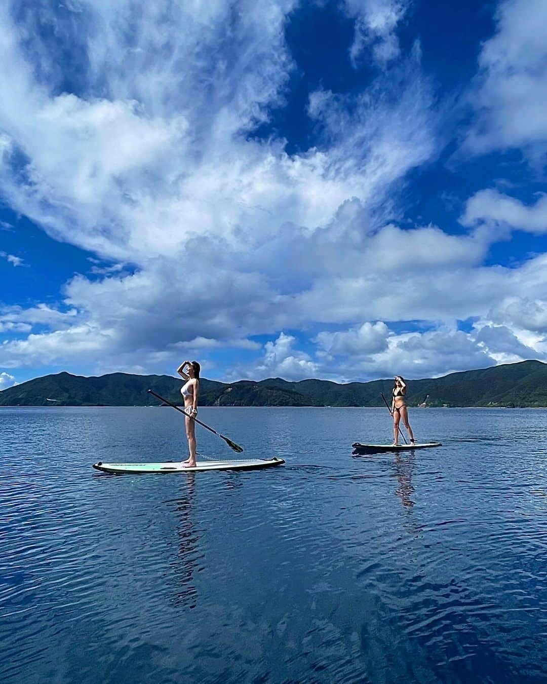 山崎みどりさんのインスタグラム写真 - (山崎みどりInstagram)「雲が海面に映るくらいのベタ凪🛥️  ここまでのベタ凪は珍しい✨  せっかくだから #サップで  静かで綺麗な海を堪能🌿  ちなみにここは水深40mはあるから 絶対落ちないようにサップしてたらちょっとしたエクササイズになった👣🏄🏽‍♀️🧘🏽‍♀️笑  景色がすごーく綺麗だったし楽しかったな✨✨ ────────────────────────── #サップ#sup#ベタ凪#ベタ凪ぎ  #景色最高」10月7日 17時03分 - midori_yamasaki_