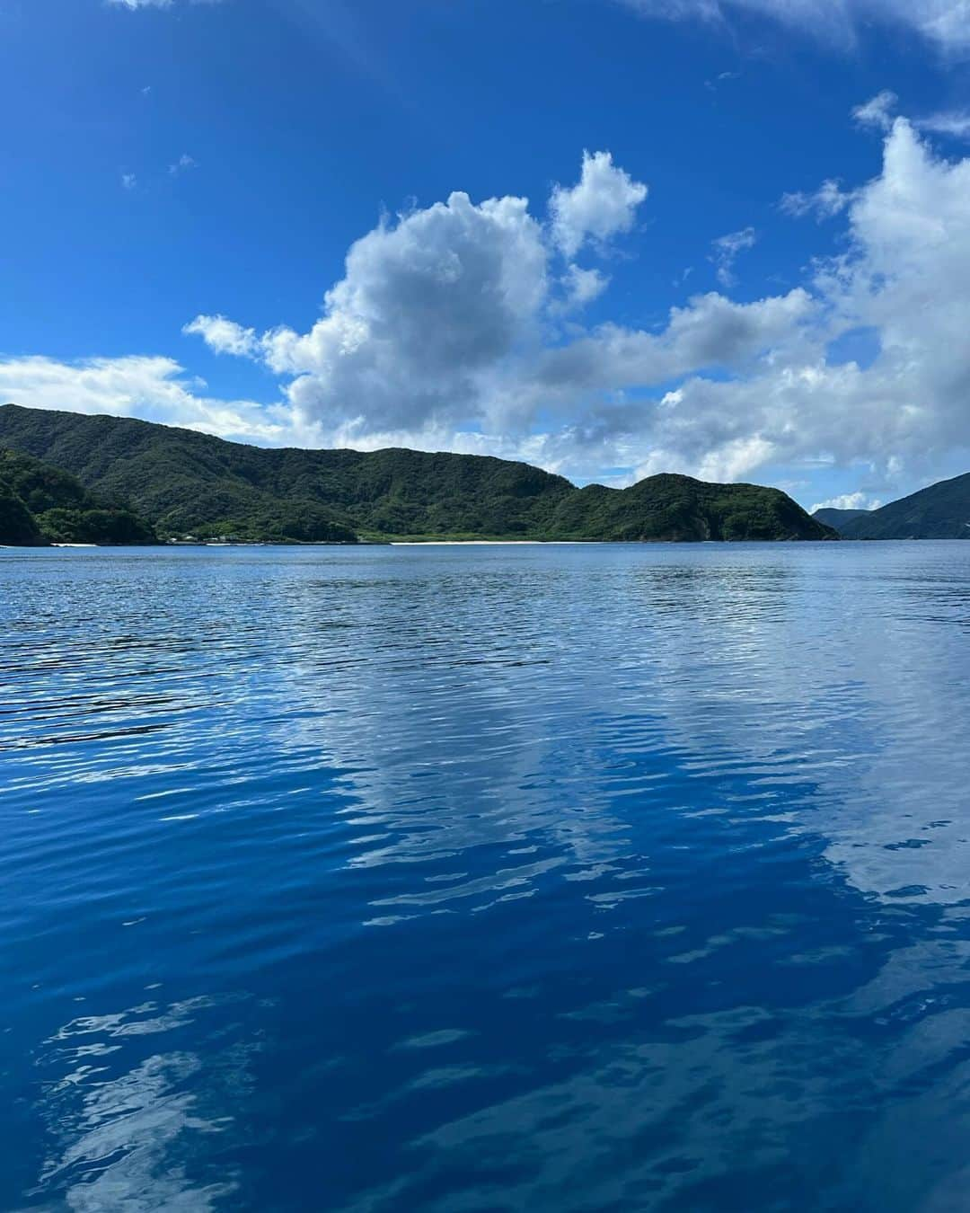 山崎みどりさんのインスタグラム写真 - (山崎みどりInstagram)「雲が海面に映るくらいのベタ凪🛥️  ここまでのベタ凪は珍しい✨  せっかくだから #サップで  静かで綺麗な海を堪能🌿  ちなみにここは水深40mはあるから 絶対落ちないようにサップしてたらちょっとしたエクササイズになった👣🏄🏽‍♀️🧘🏽‍♀️笑  景色がすごーく綺麗だったし楽しかったな✨✨ ────────────────────────── #サップ#sup#ベタ凪#ベタ凪ぎ  #景色最高」10月7日 17時03分 - midori_yamasaki_