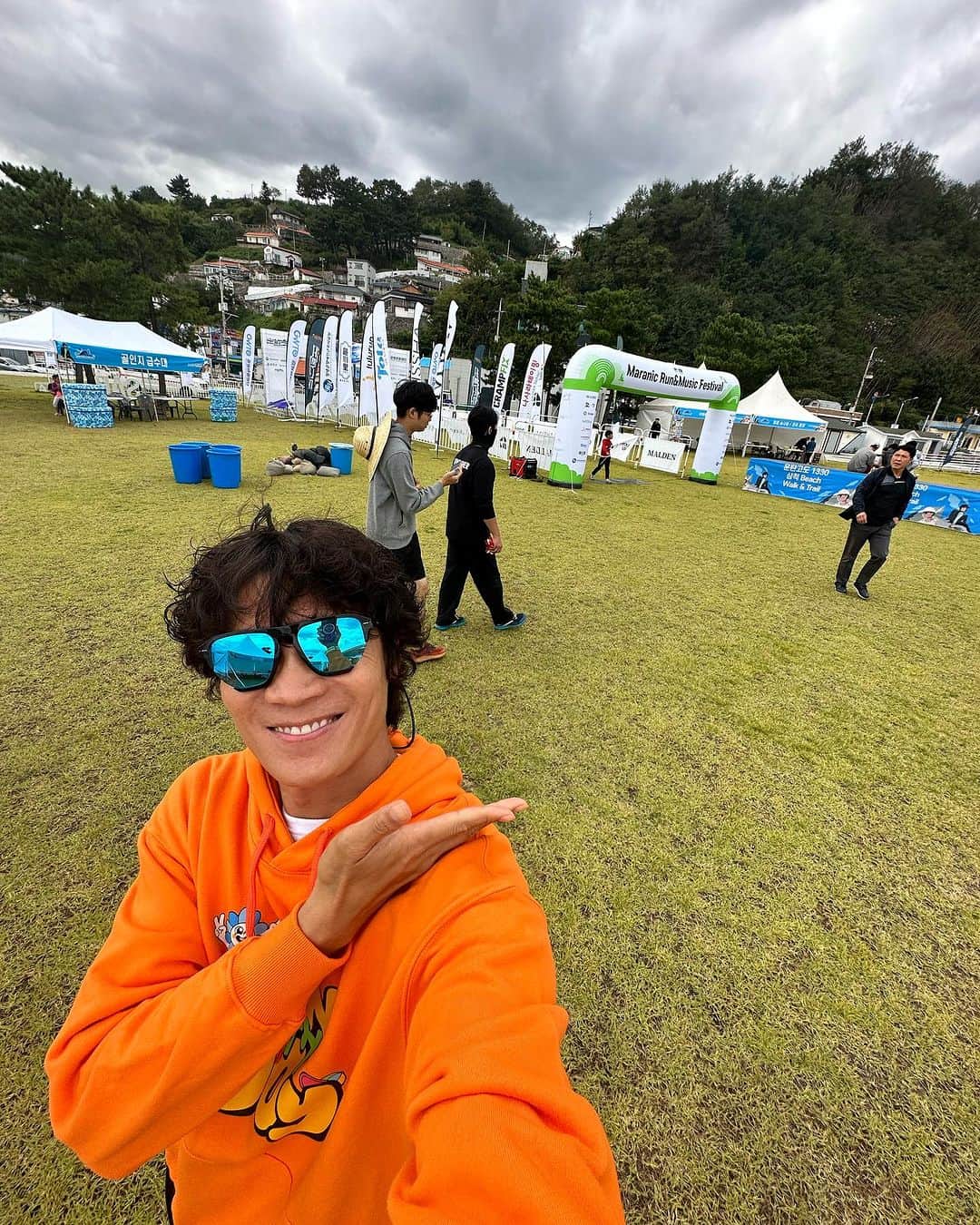 チン・ソンギュのインスタグラム：「드디어 시작된~~~!!  축제~~~!!!!!!  삼척 이사부광장~~!! #마라닉런뮤직페스티벌#삼척이사부광장#음악과달리기#주님축복과함께🙏💝🙏」