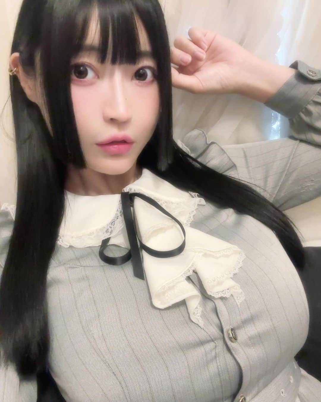 みねりおのインスタグラム：「定期でやりたくなる姫カット👸🏻💜にしてもろた💇‍♀️💕  #姫カット #黒髪 #美容室 #サラツヤ #グラビア #みねりお #みねパイ #大人ロリ #sexy #グラビアアイドル #コスプレ #グラドル自画撮り部 #爆乳 #kカップ #谷間 #タレント #リアル峰不二子 #水着 #ビキニ #撮影会 #乗馬女子 #1ミリでもいいなと思ったらいいね #インスタグラビア  #たわわ女子 #わがままボディ #japanesegirl #あざとい系女子 #虎党 #toraco #阪神タイガース」