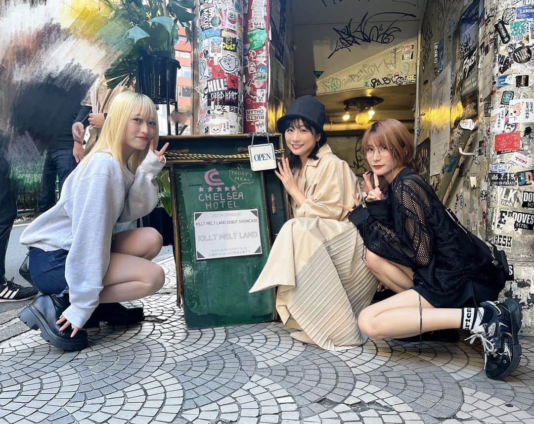 来栖うさこのインスタグラム：「. . . KILLT MELT LAND🎙️🌟  ボーカルのリエさんとは一緒に コスプレをしたり、 踊ったりコラボしたけど…😳🩷  歌ってパフォーマンスを しているのを見るのは初めて‼️  かっこよかったｧｧ🫣🔥🔥  これからの活躍が楽しみです✨  #KILLTMELTLAND #KML #キルメル #渋谷ライブハウス  #渋谷チェルシーホテル」